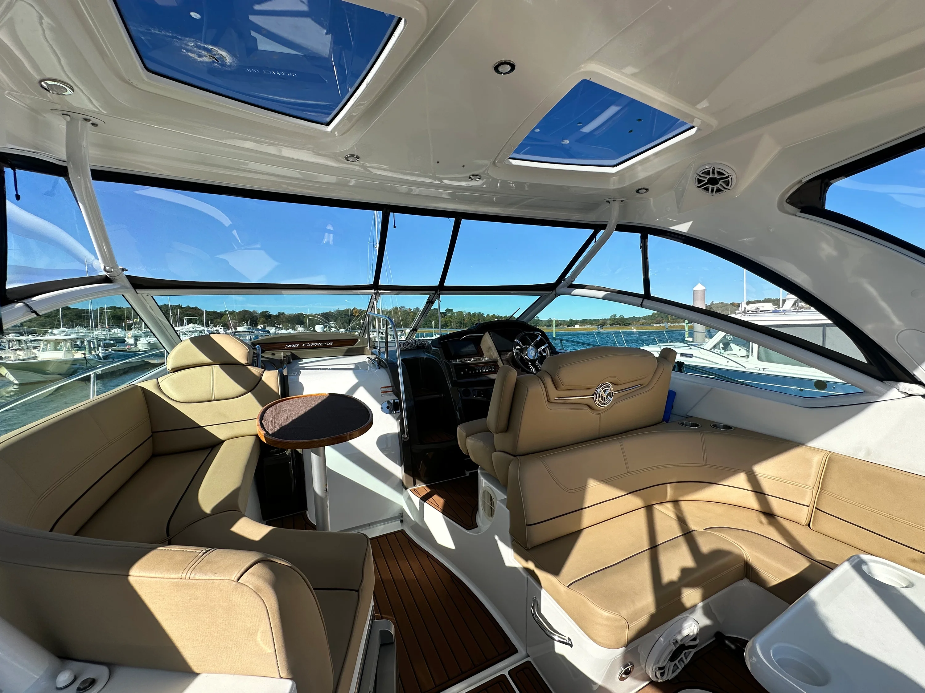 2014 Cruisers Yachts 380 EXPRESS Image Thumbnail #8