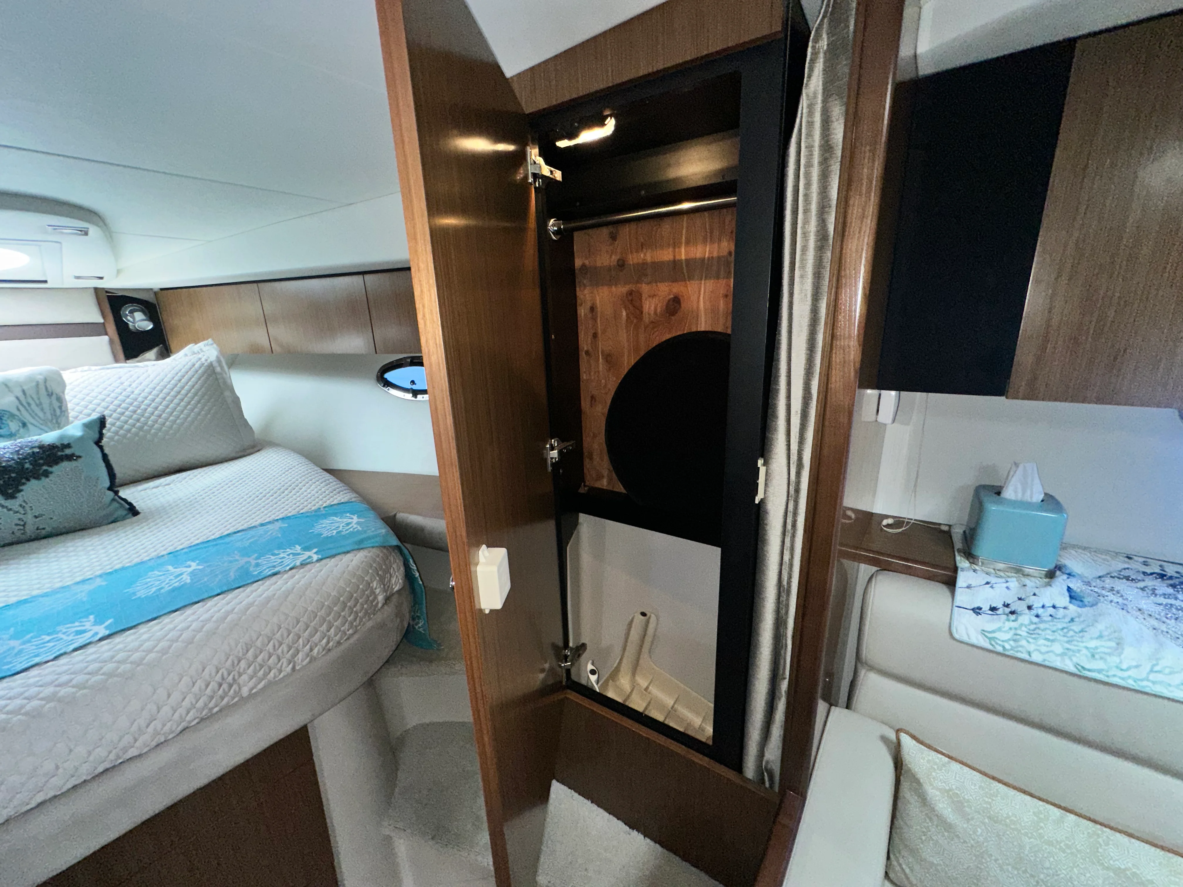 2014 Cruisers Yachts 380 EXPRESS Image Thumbnail #35