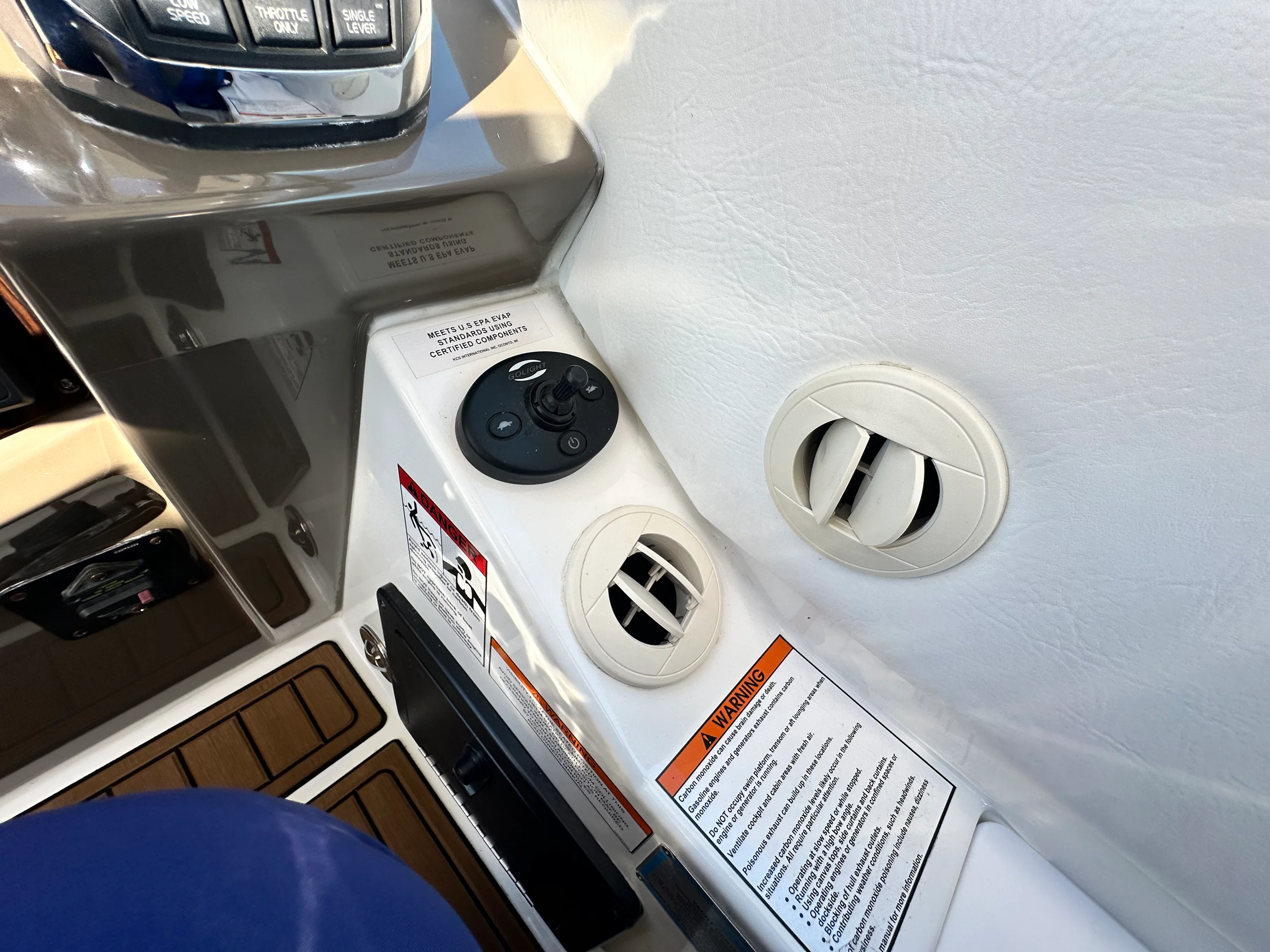 2014 Cruisers Yachts 380 EXPRESS Image Thumbnail #18