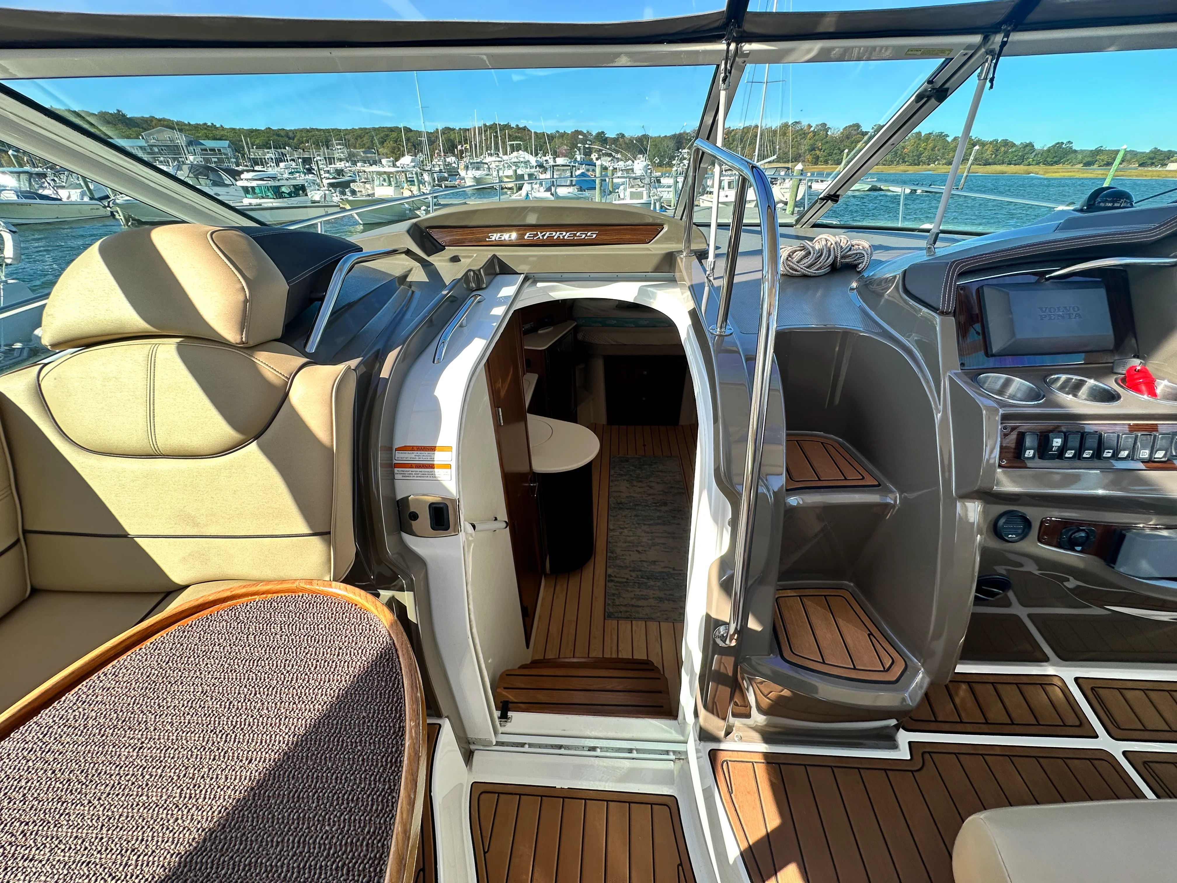 2014 Cruisers Yachts 380 EXPRESS Image Thumbnail #21