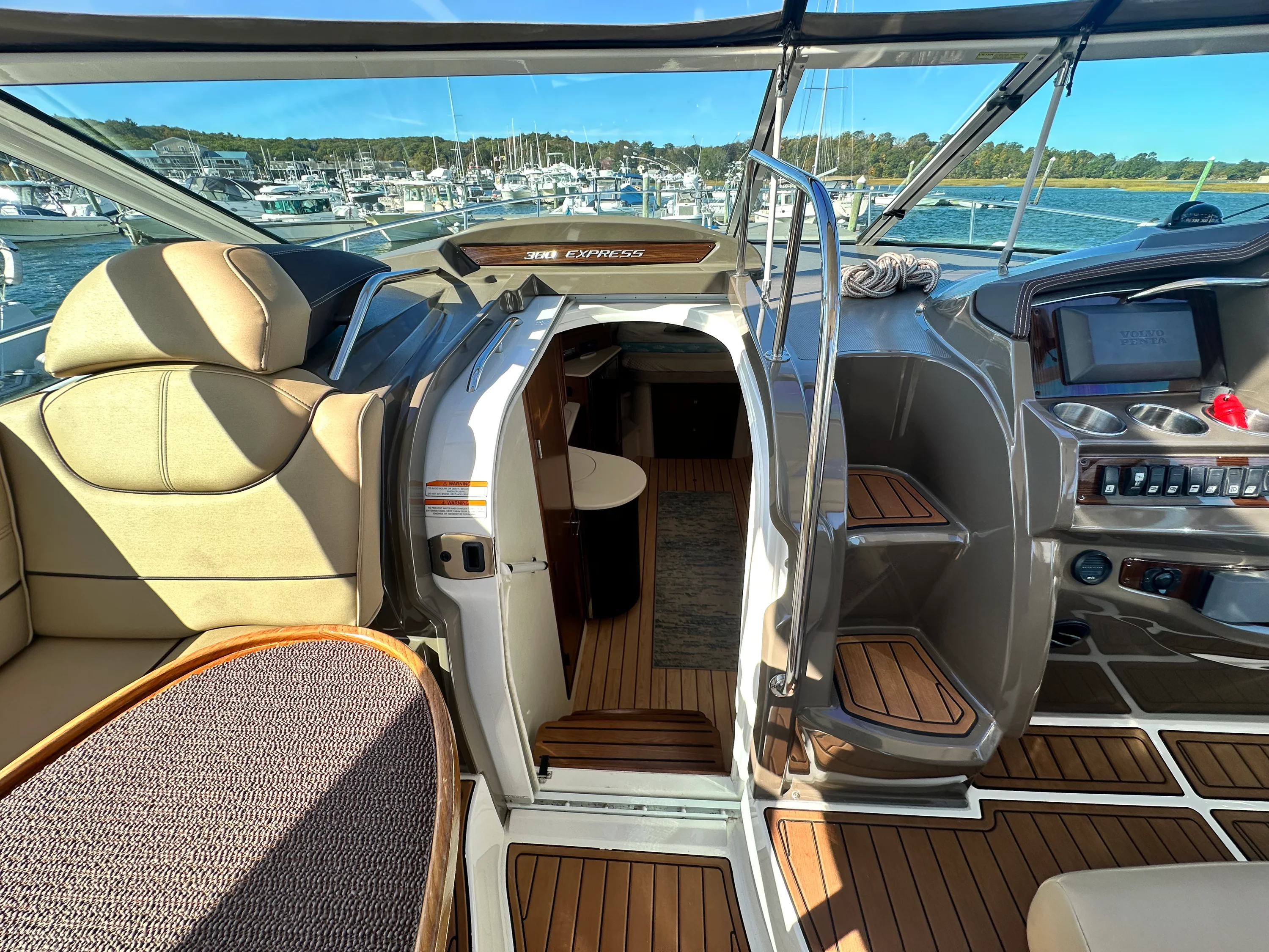 2014 Cruisers Yachts 380 EXPRESS Image Thumbnail #19