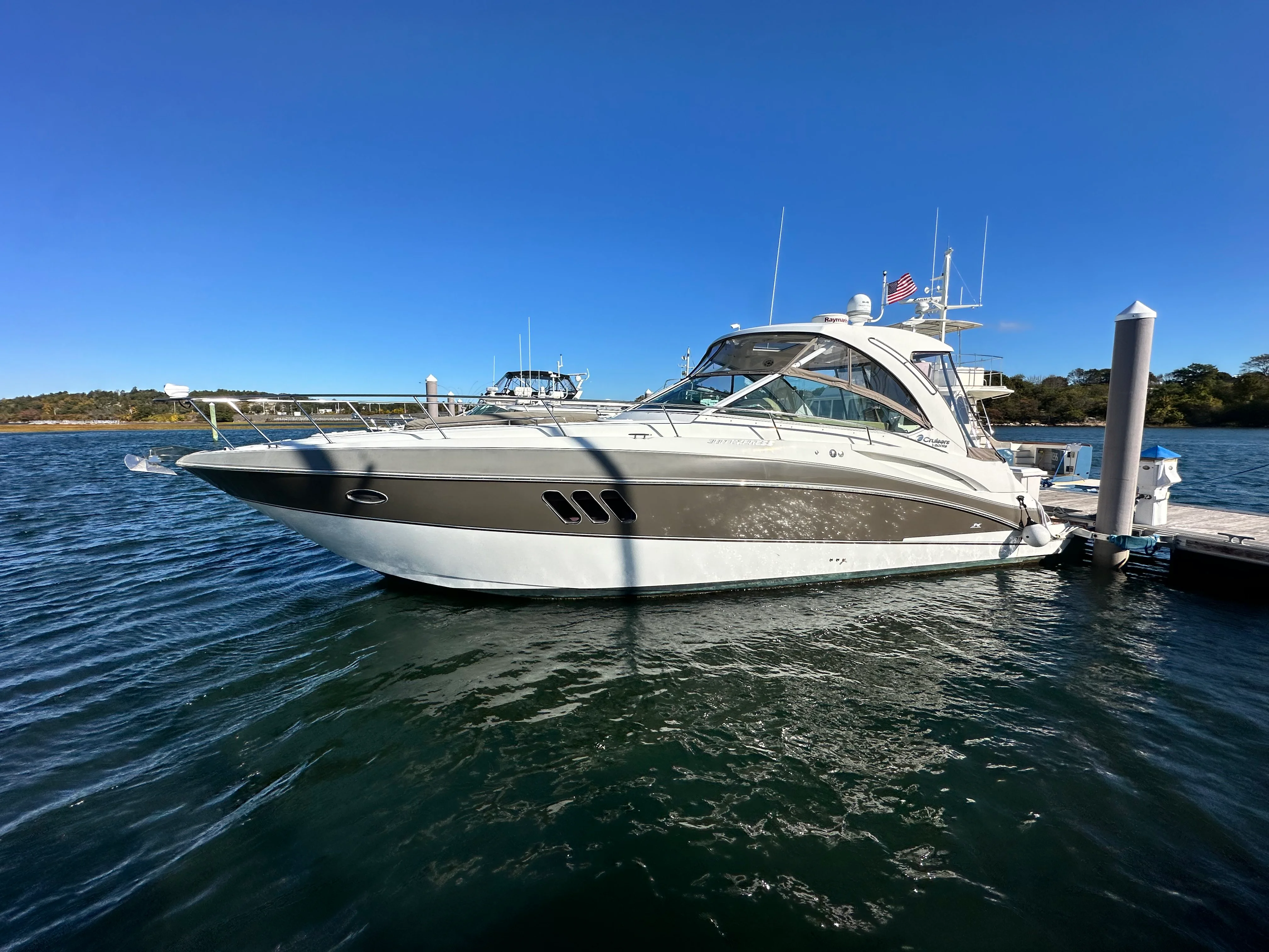 2014 Cruisers Yachts 380 EXPRESS Image Thumbnail #1