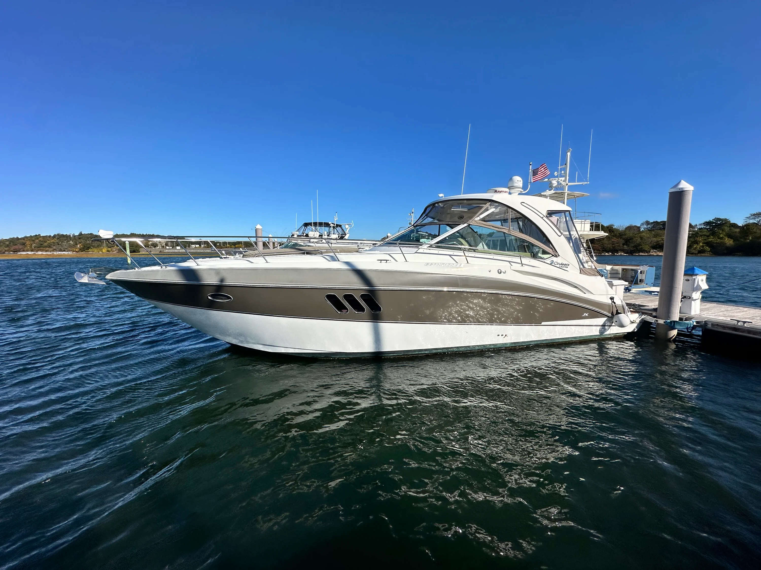 2014 Cruisers Yachts 380 EXPRESS Image Thumbnail #1