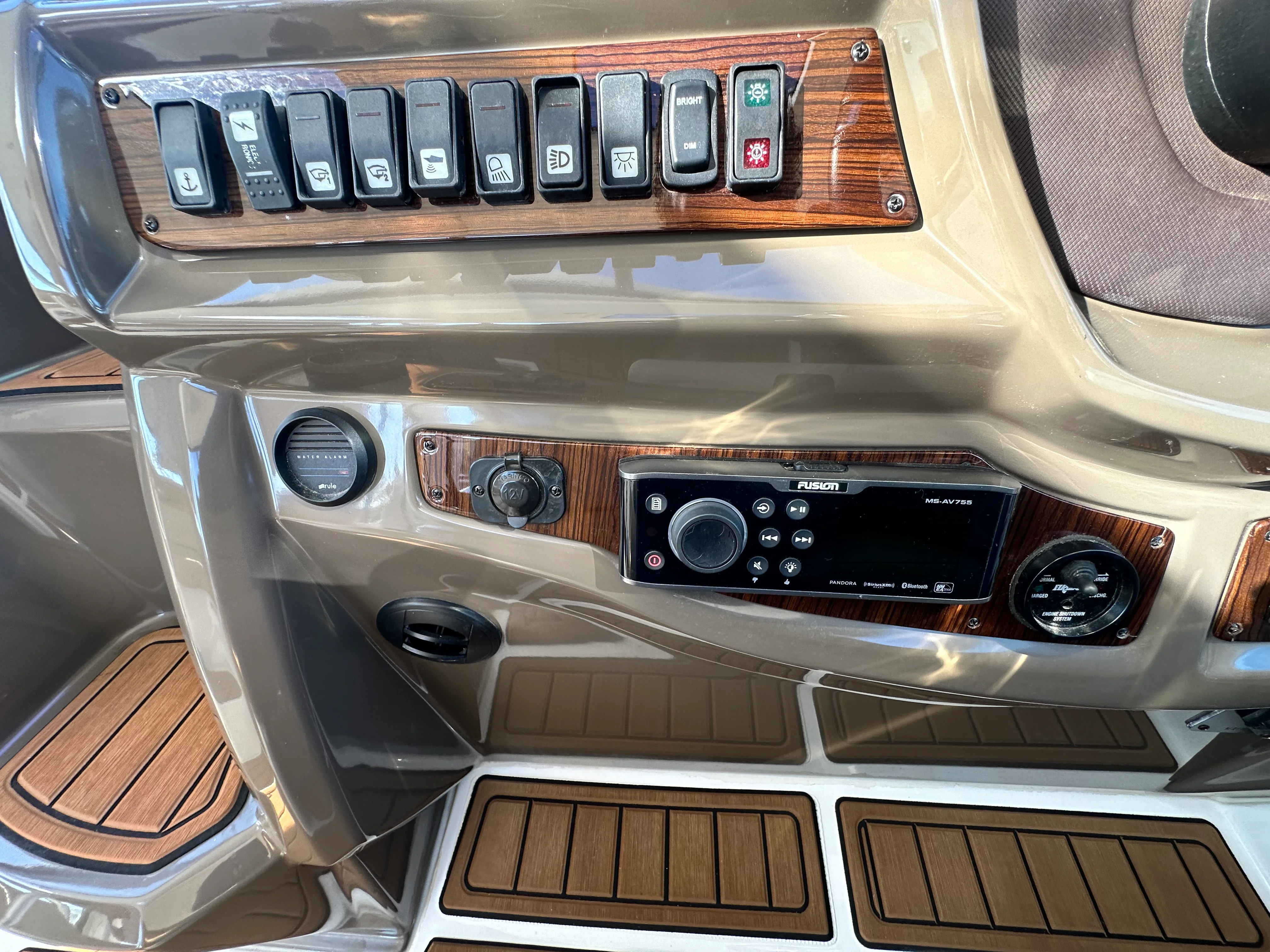 2014 Cruisers Yachts 380 EXPRESS Image Thumbnail #19