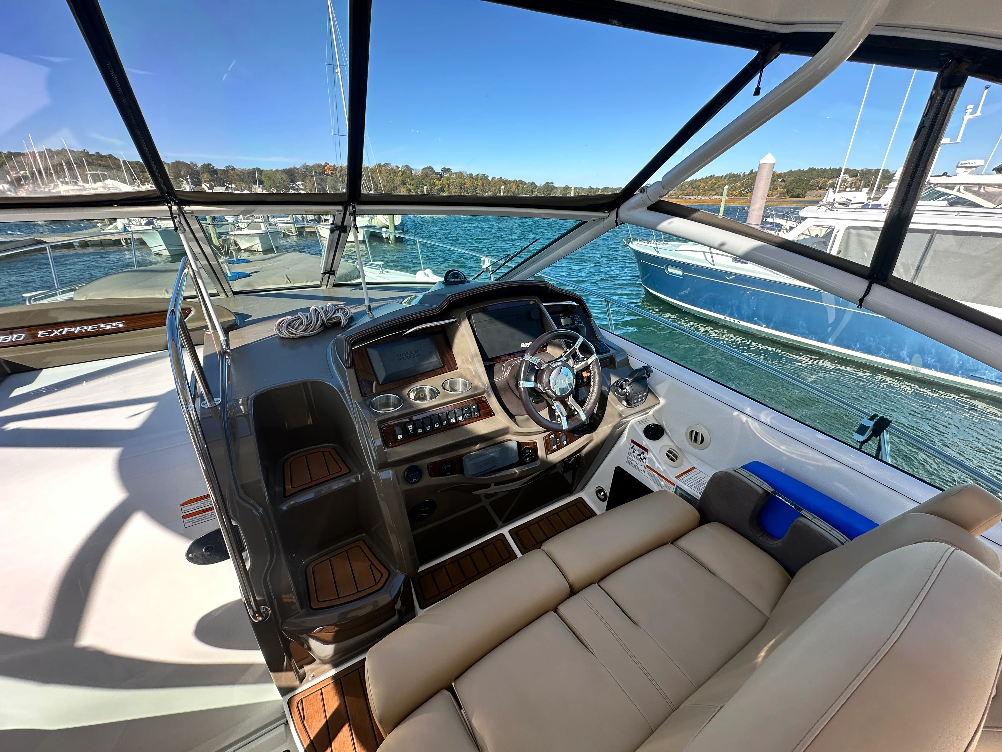 2014 Cruisers Yachts 380 EXPRESS Image Thumbnail #13