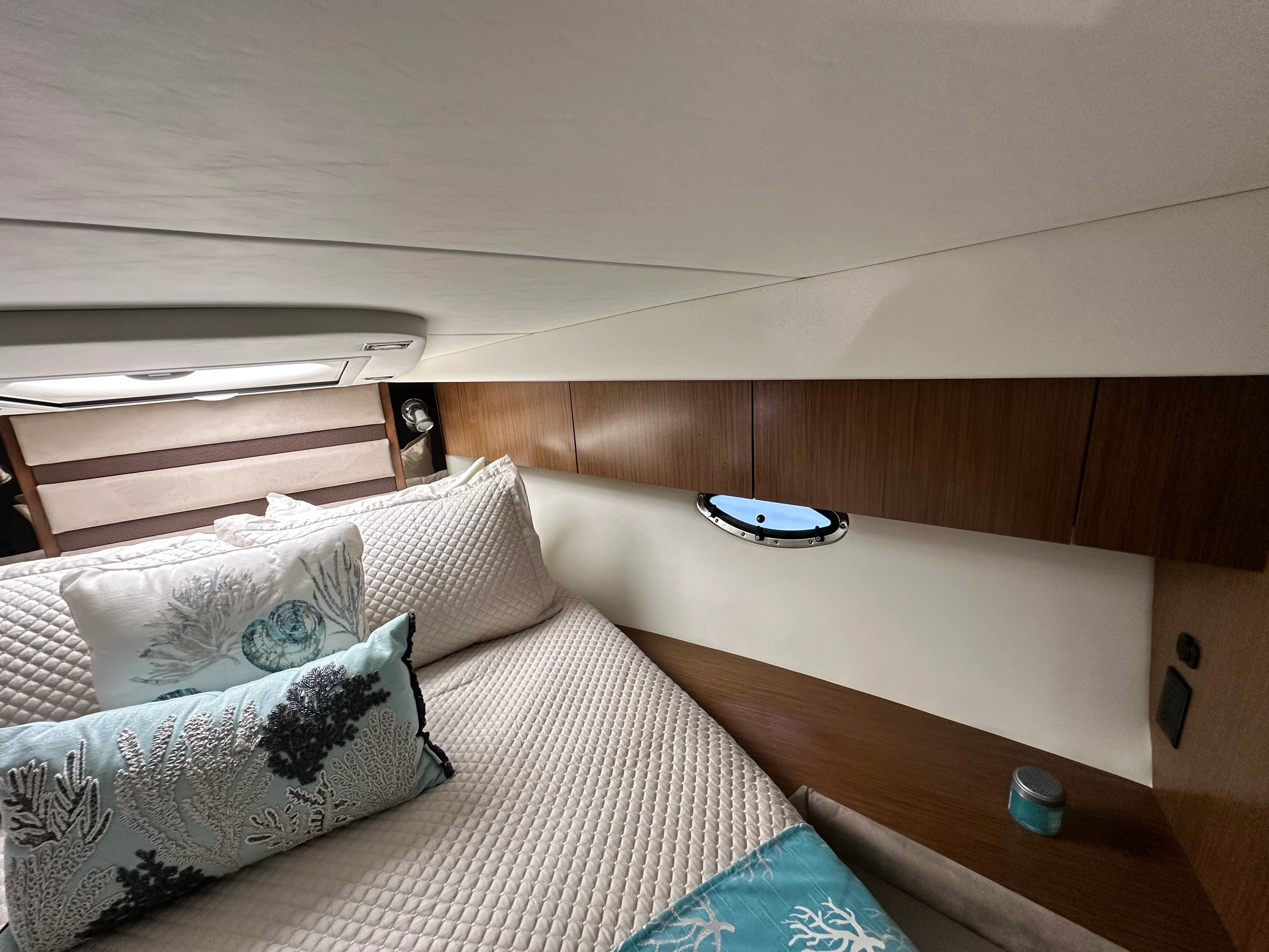 2014 Cruisers Yachts 380 EXPRESS Image Thumbnail #27