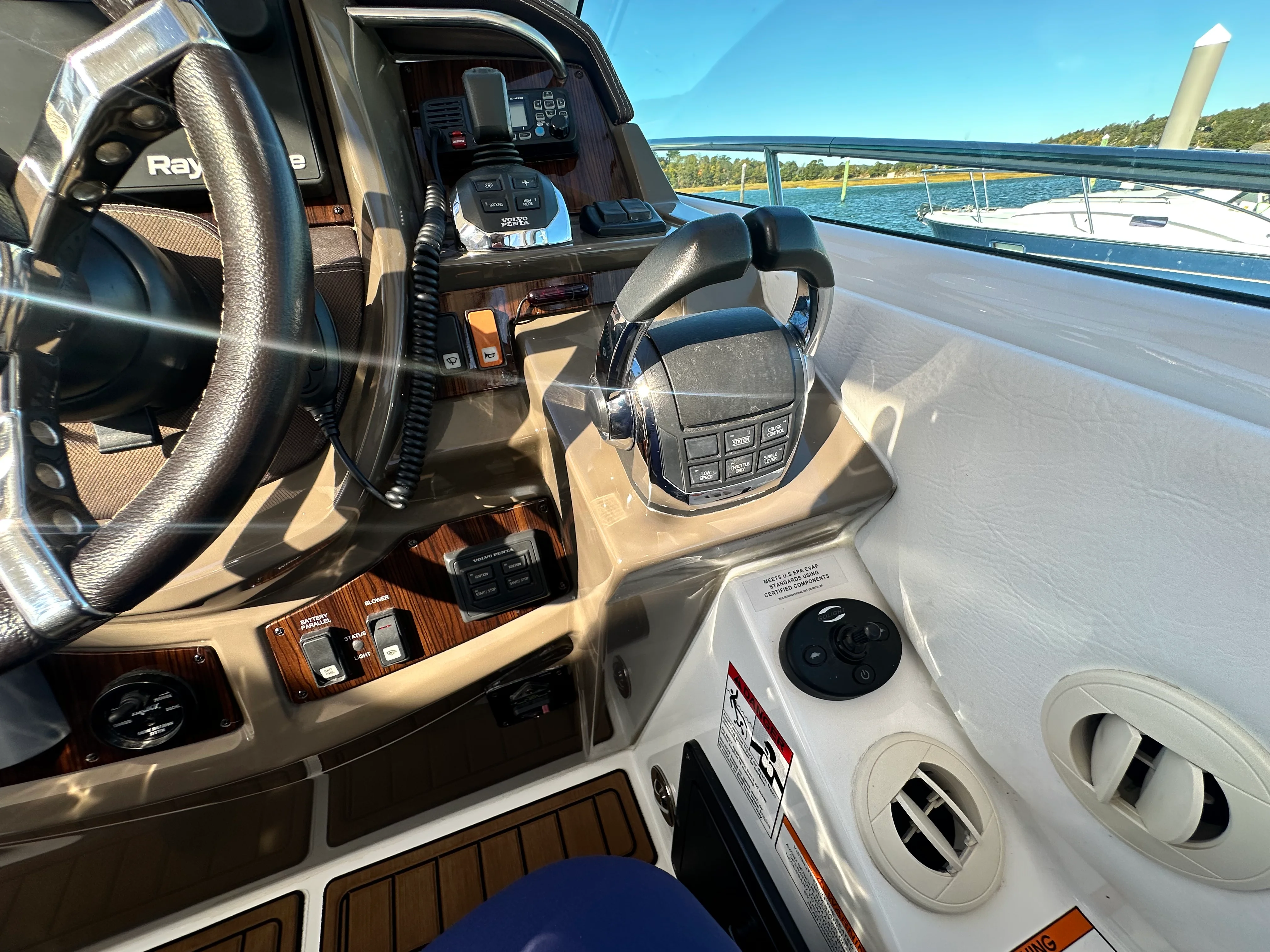2014 Cruisers Yachts 380 EXPRESS Image Thumbnail #18