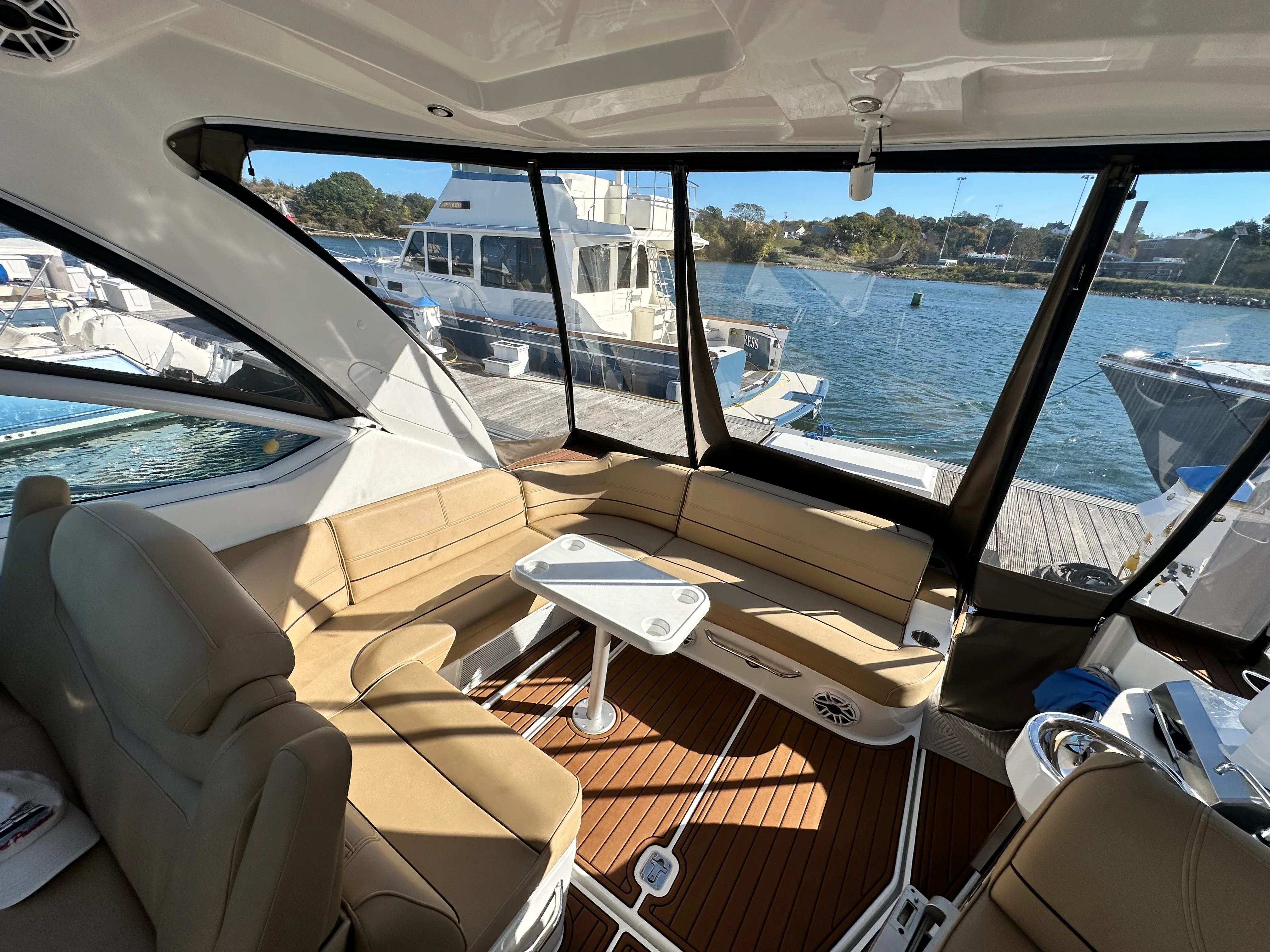 2014 Cruisers Yachts 380 EXPRESS Image Thumbnail #11