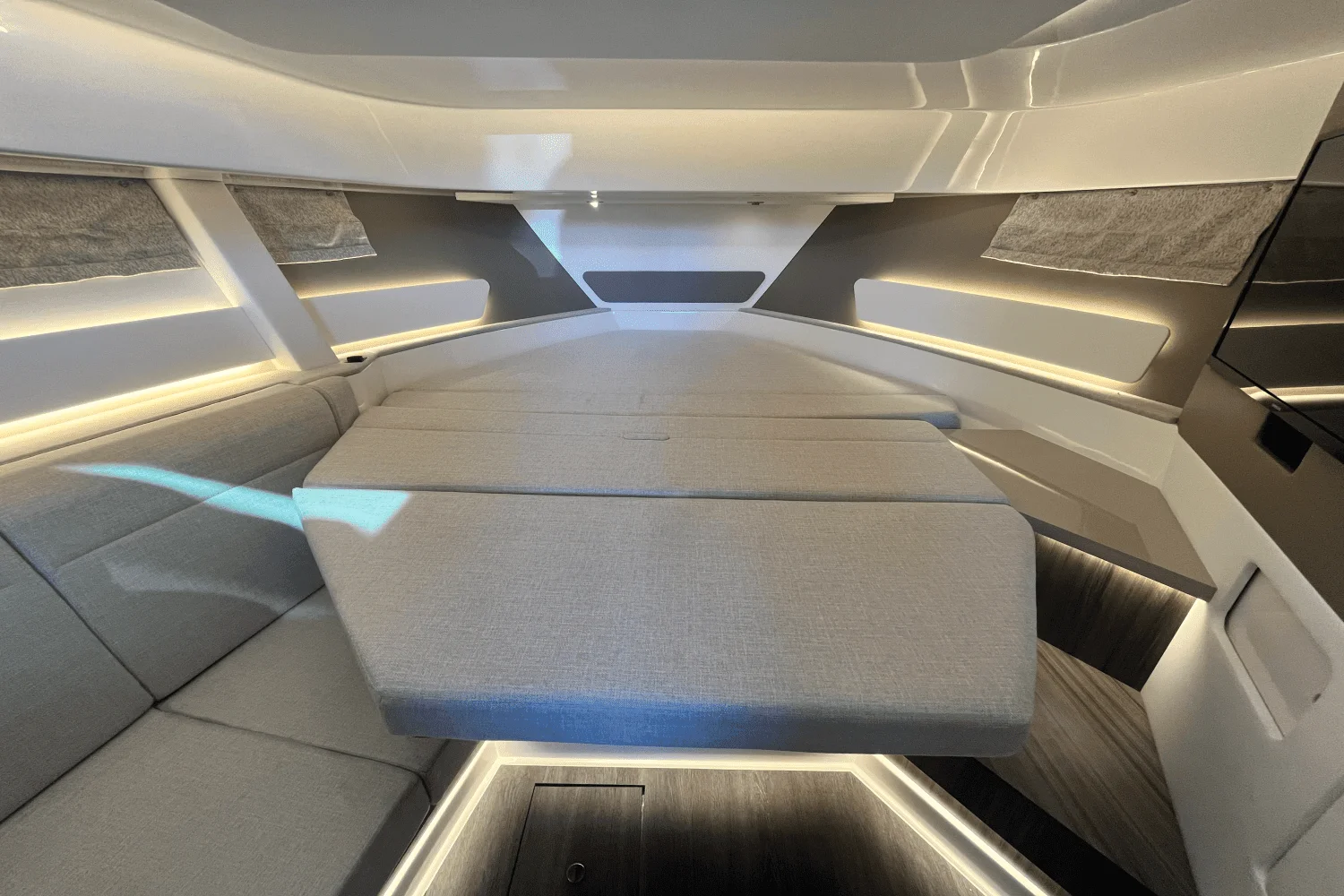 2024 Sea Ray Sundancer 370 Outboard Image Thumbnail #26