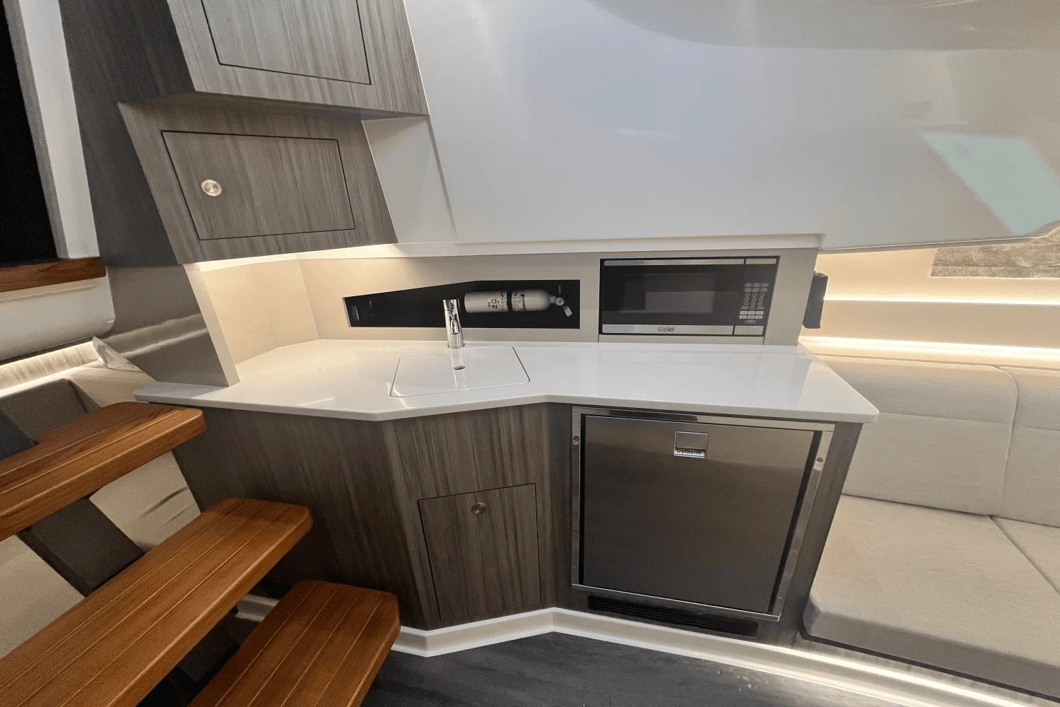 2024 Sea Ray Sundancer 370 Outboard Image Thumbnail #36