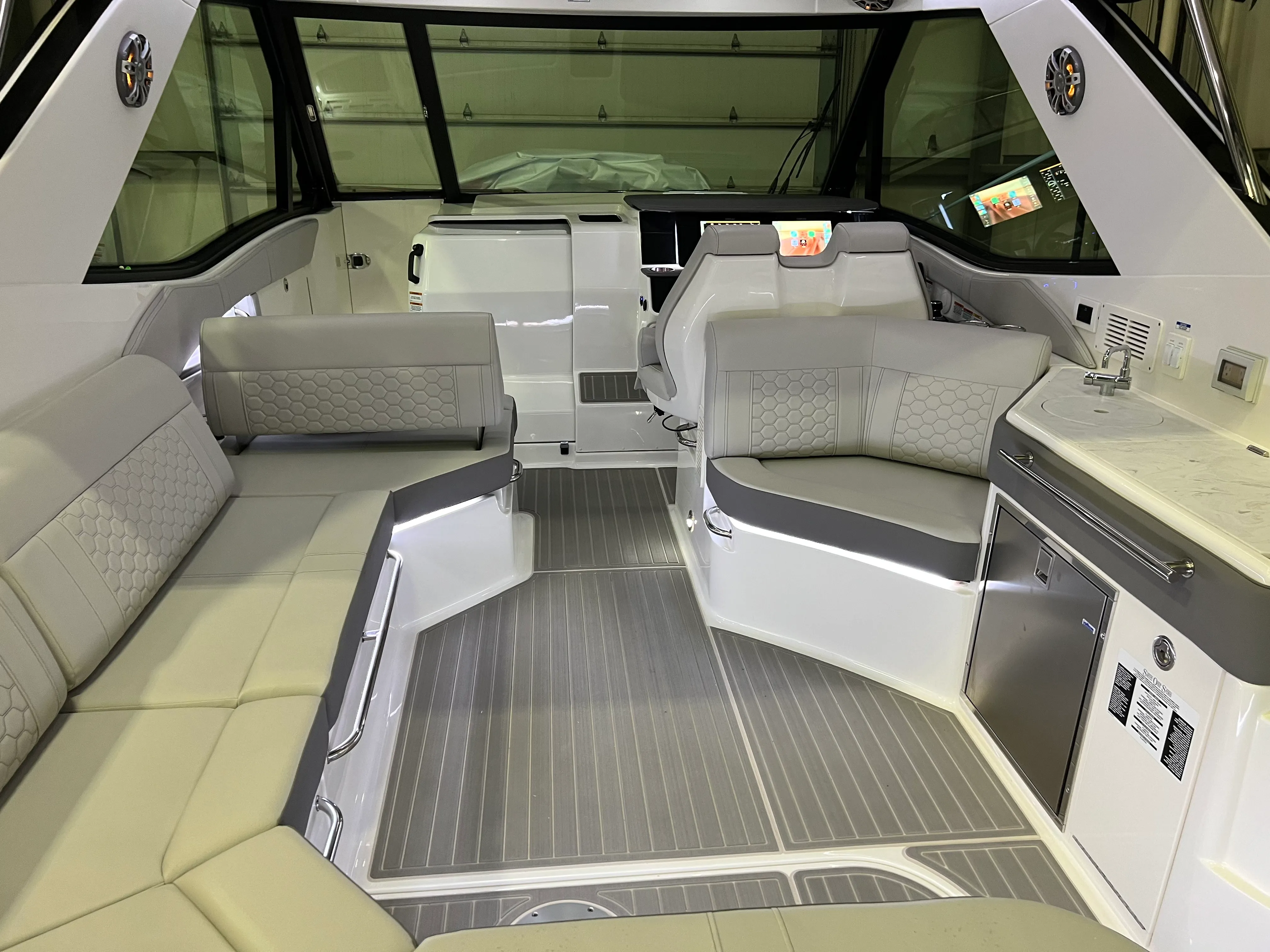 2023 Sea Ray 320 SUNDANCER OB Image Thumbnail #4