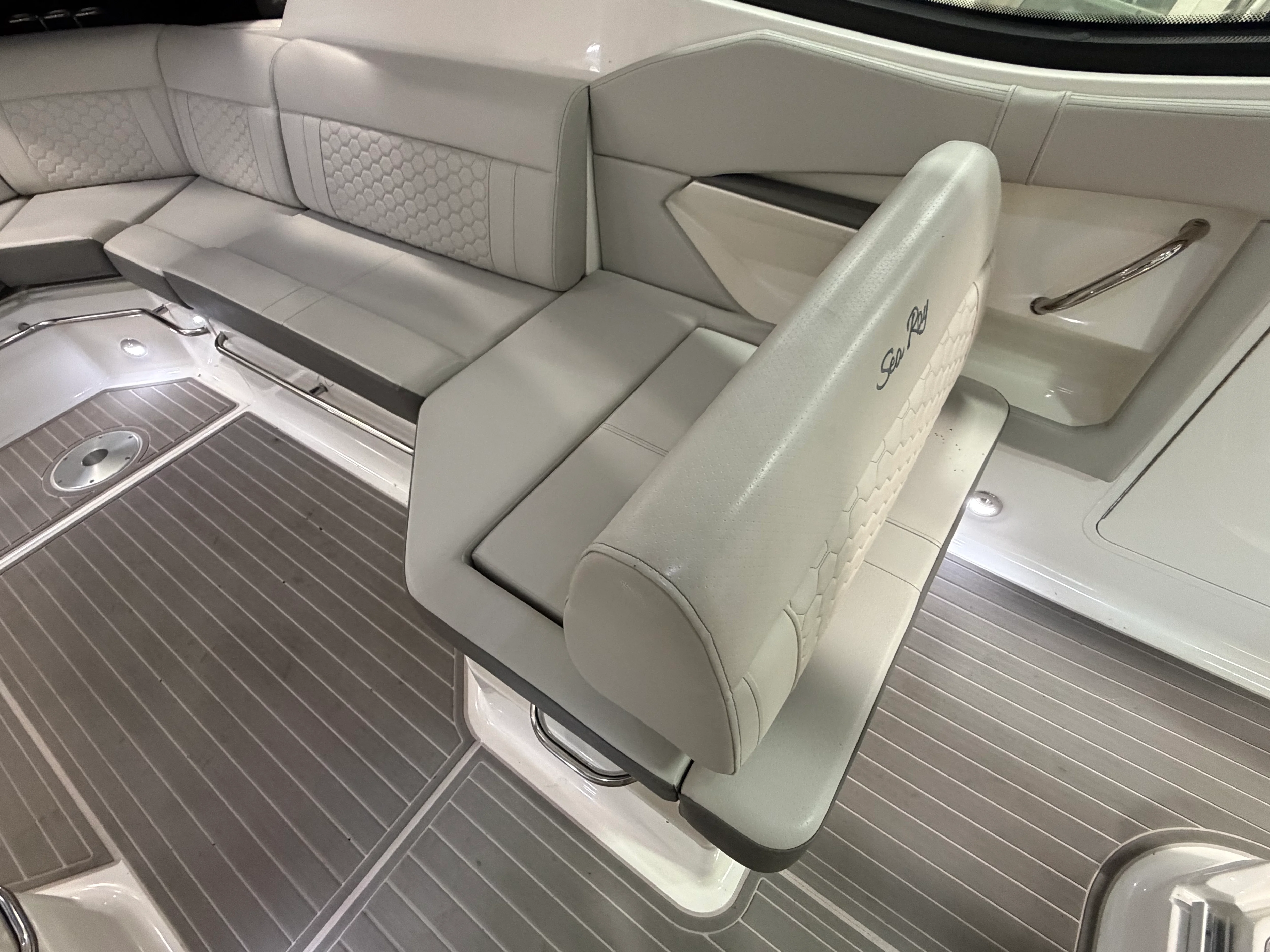 2023 Sea Ray 320 SUNDANCER OB Image Thumbnail #18