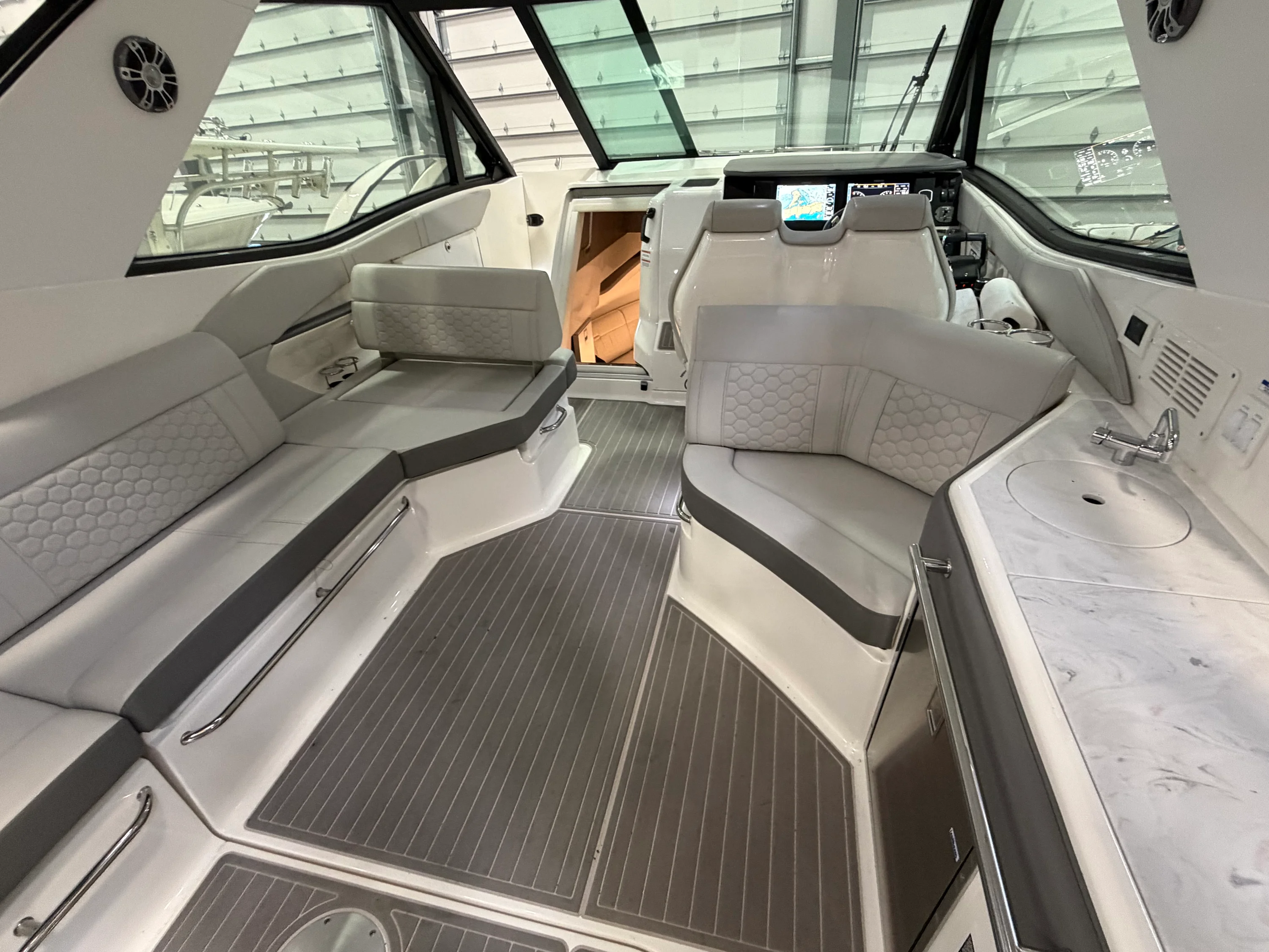 2023 Sea Ray 320 SUNDANCER OB Image Thumbnail #10