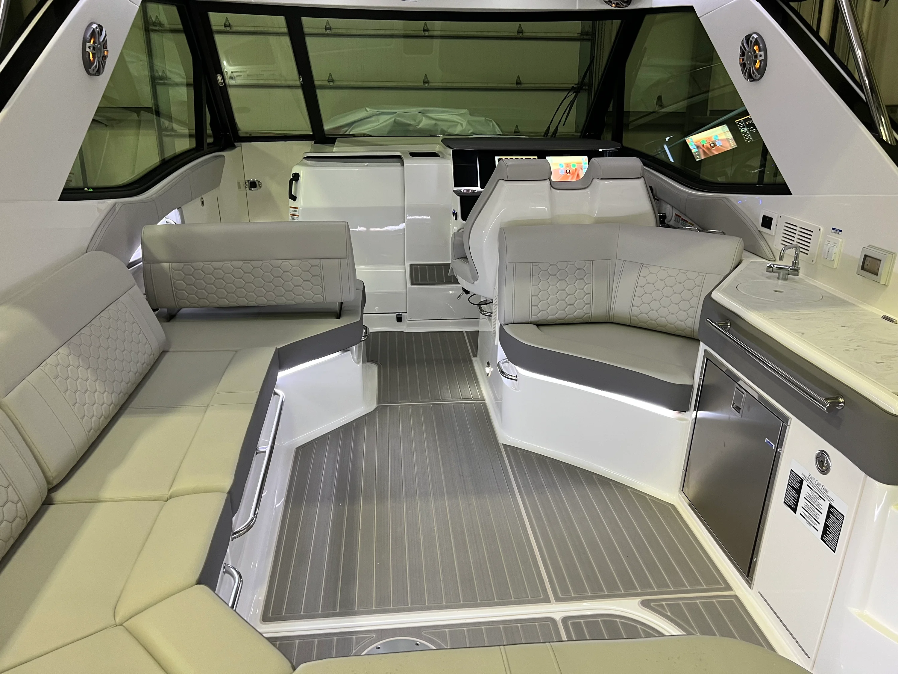 2023 Sea Ray 320 SUNDANCER OB Image Thumbnail #4