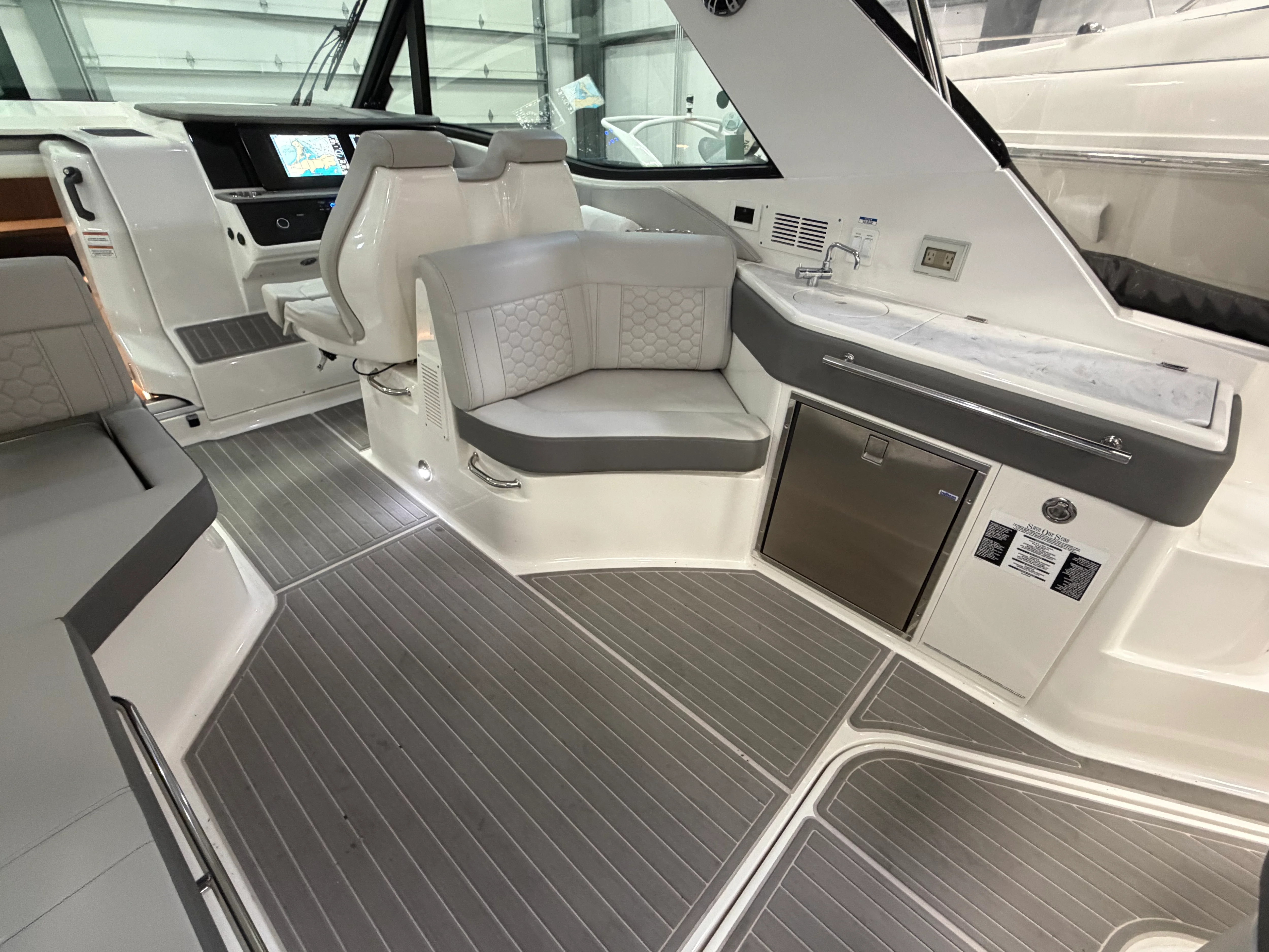 2023 Sea Ray 320 SUNDANCER OB Image Thumbnail #11