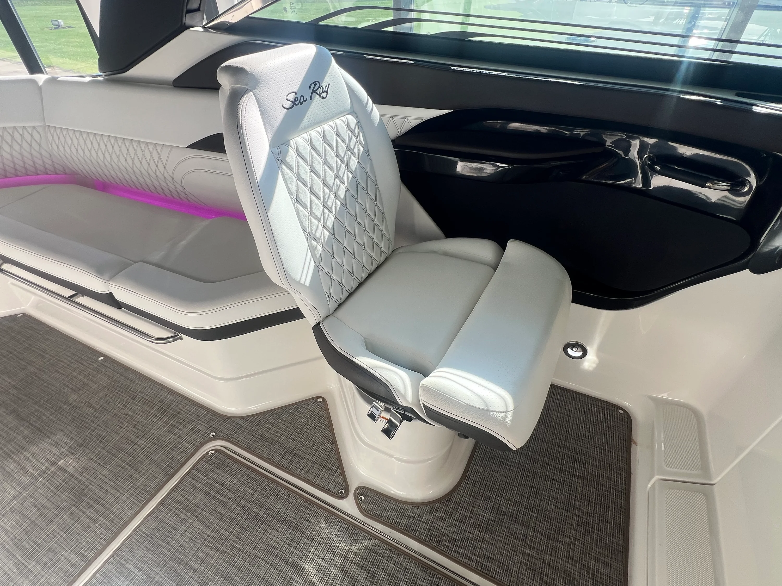 2024 Sea Ray 280 SLX OB Image Thumbnail #11