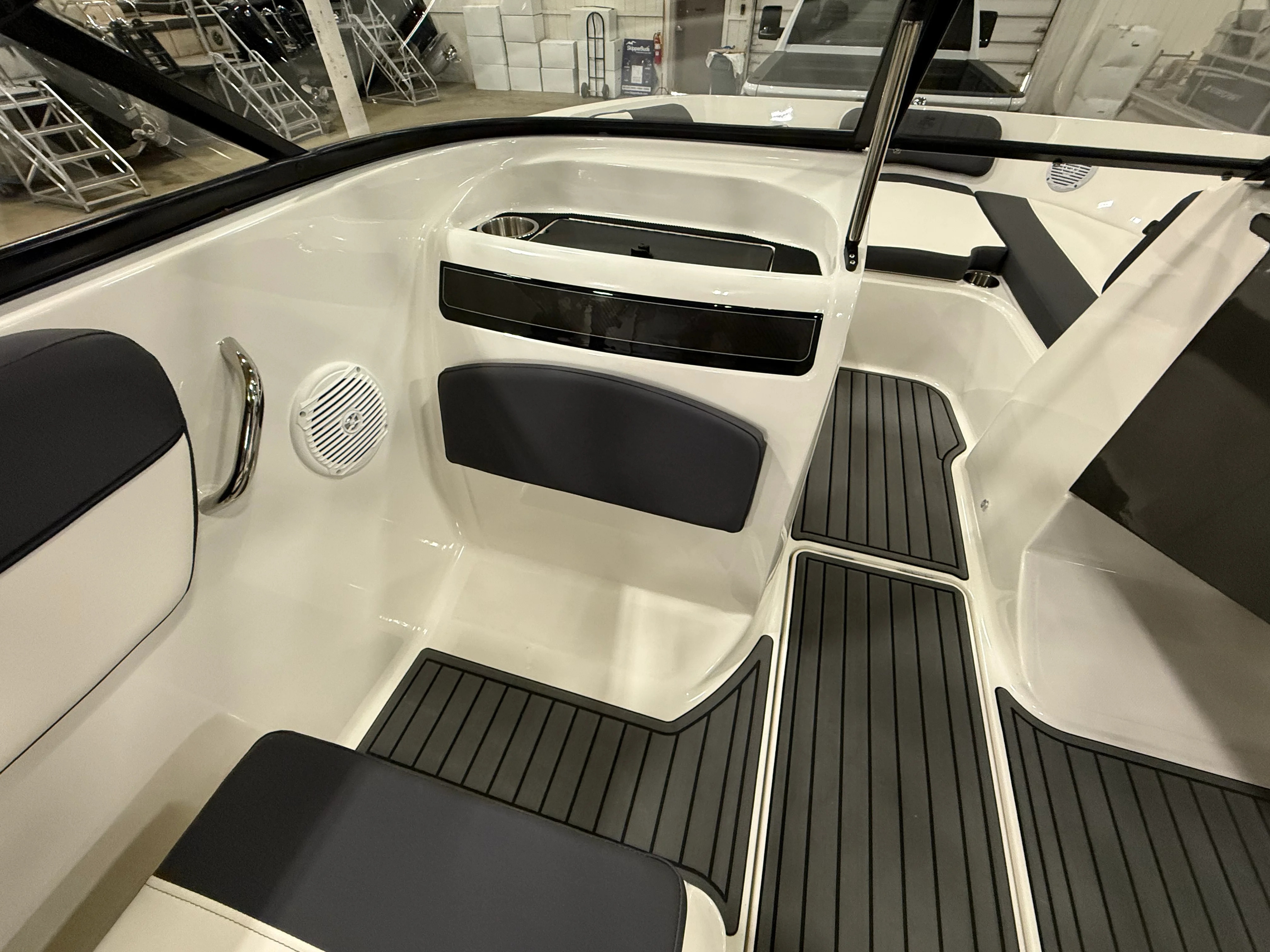 2022 Bayliner VR5 Bowrider I/O Image Thumbnail #12