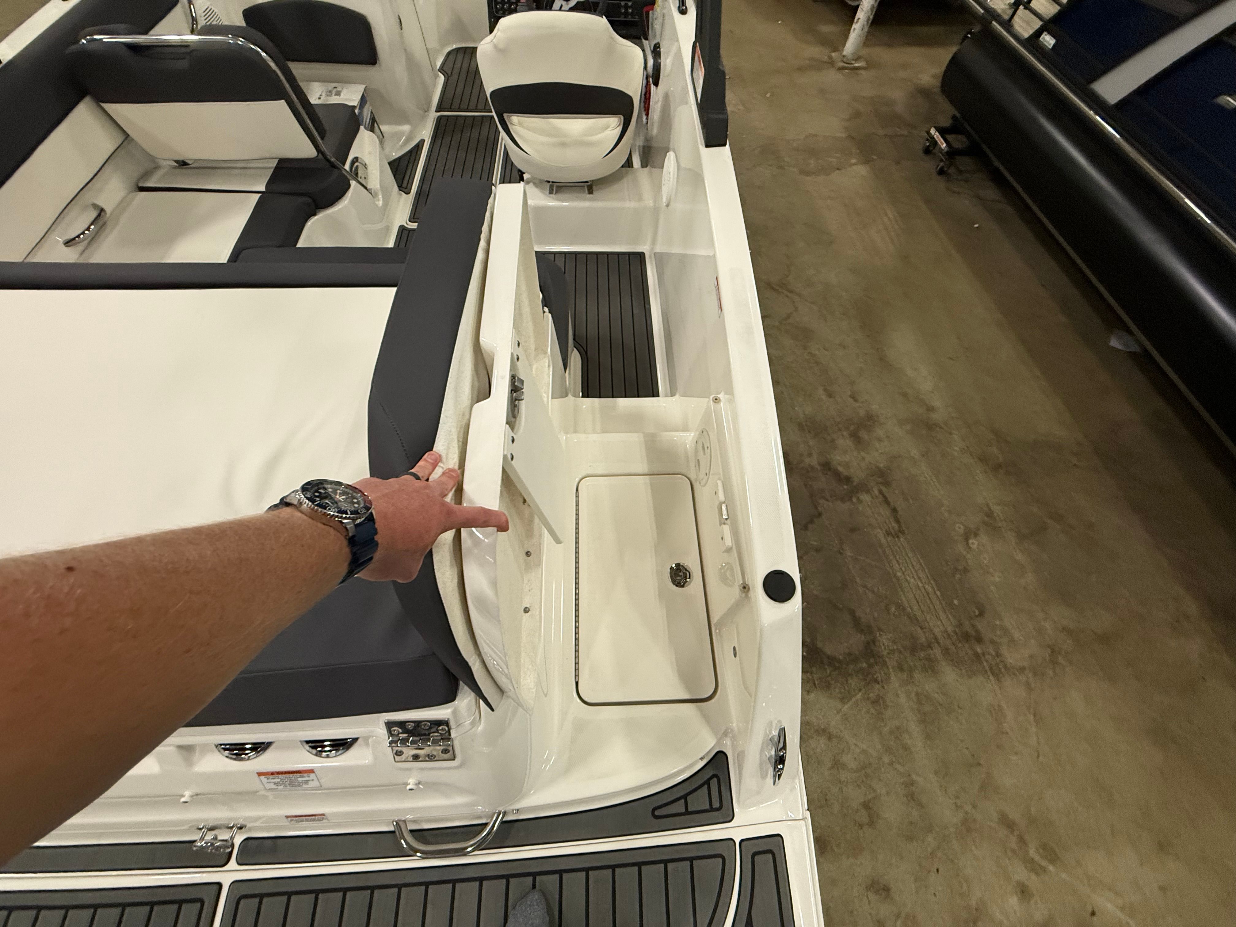 2022 Bayliner VR5 Bowrider I/O Image Thumbnail #8