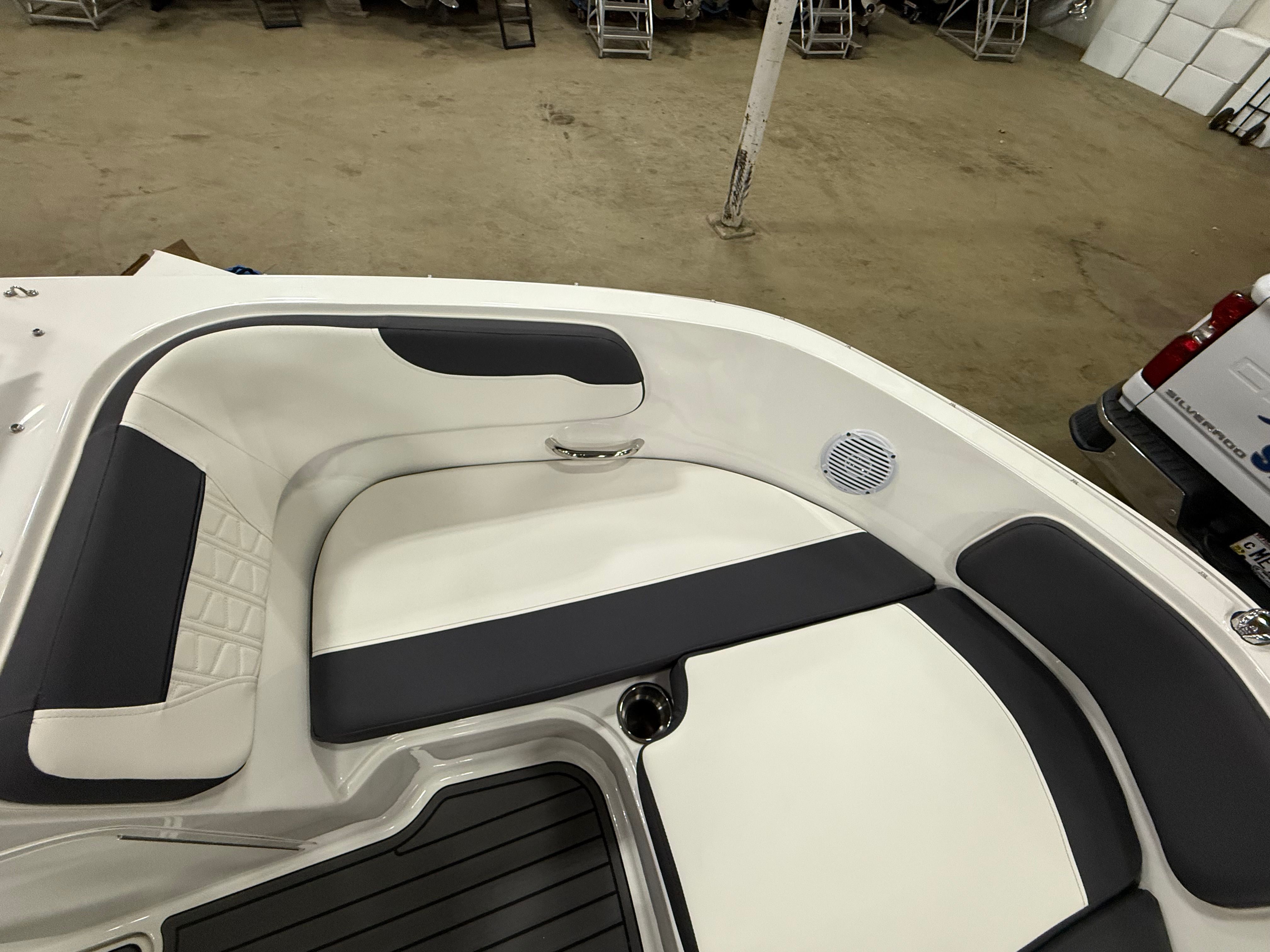 2022 Bayliner VR5 Bowrider I/O Image Thumbnail #17