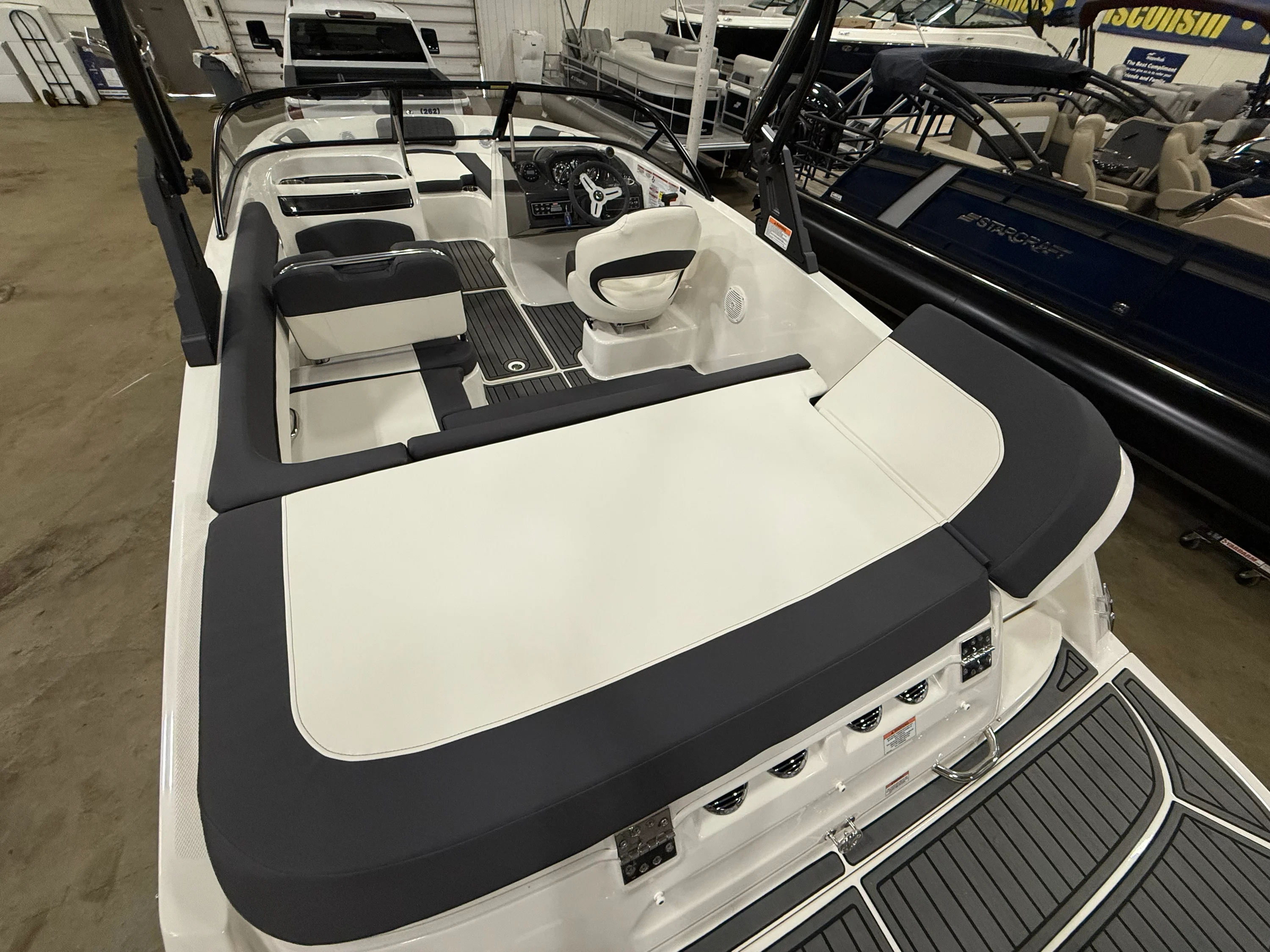 2022 Bayliner VR5 Bowrider I/O Image Thumbnail #7