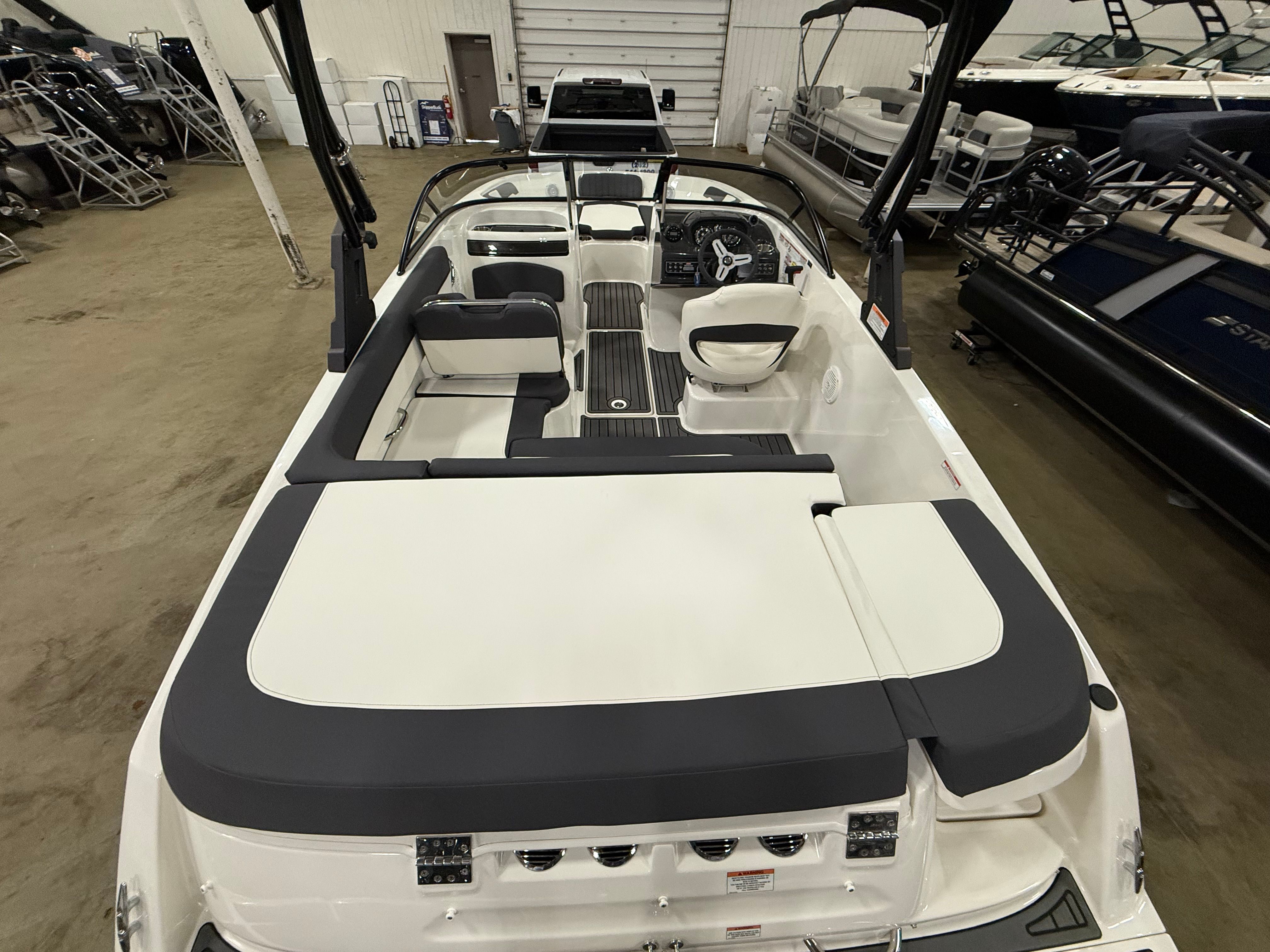 2022 Bayliner VR5 Bowrider I/O Image Thumbnail #6