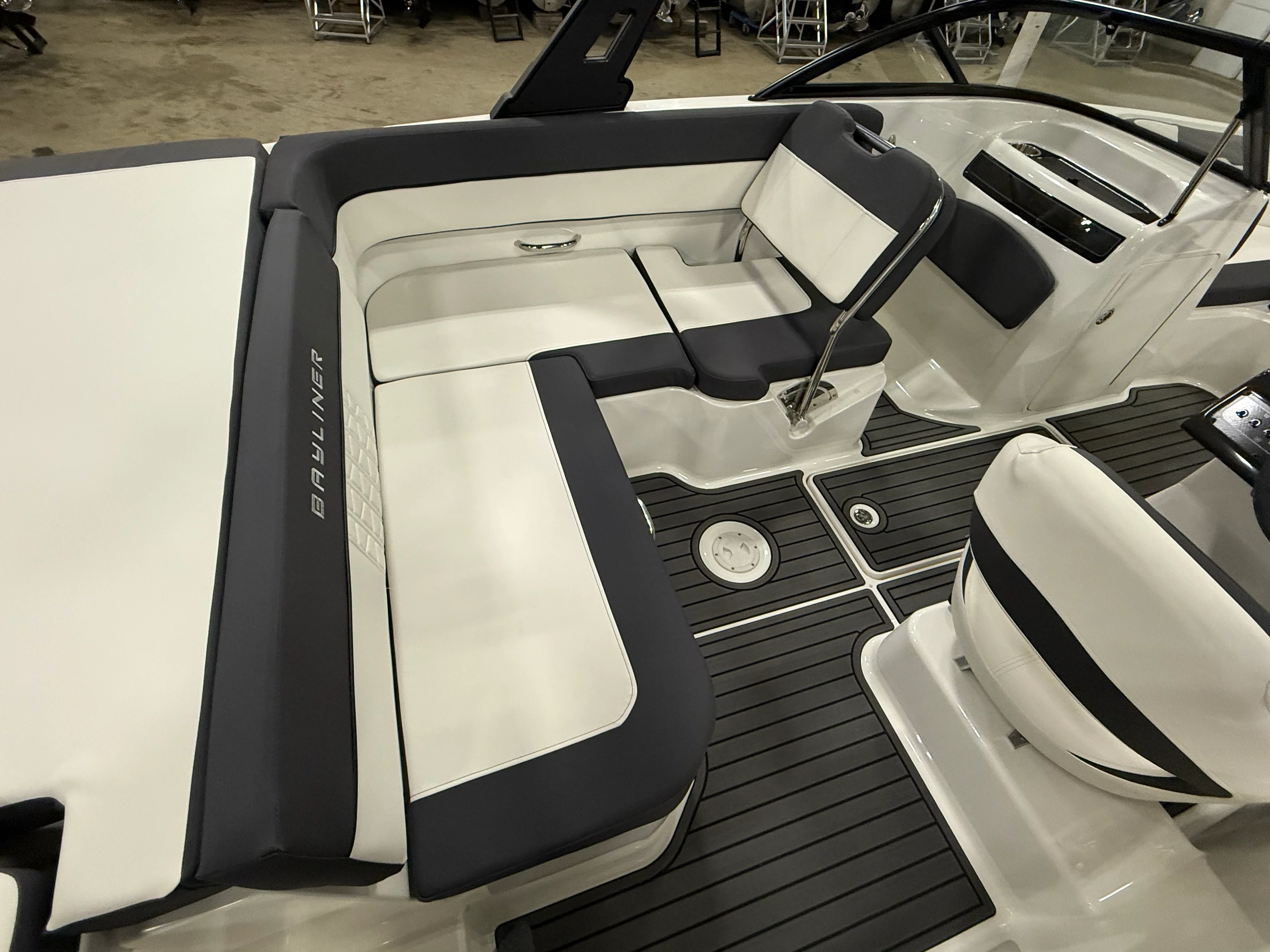 2022 Bayliner VR5 Bowrider I/O Image Thumbnail #9