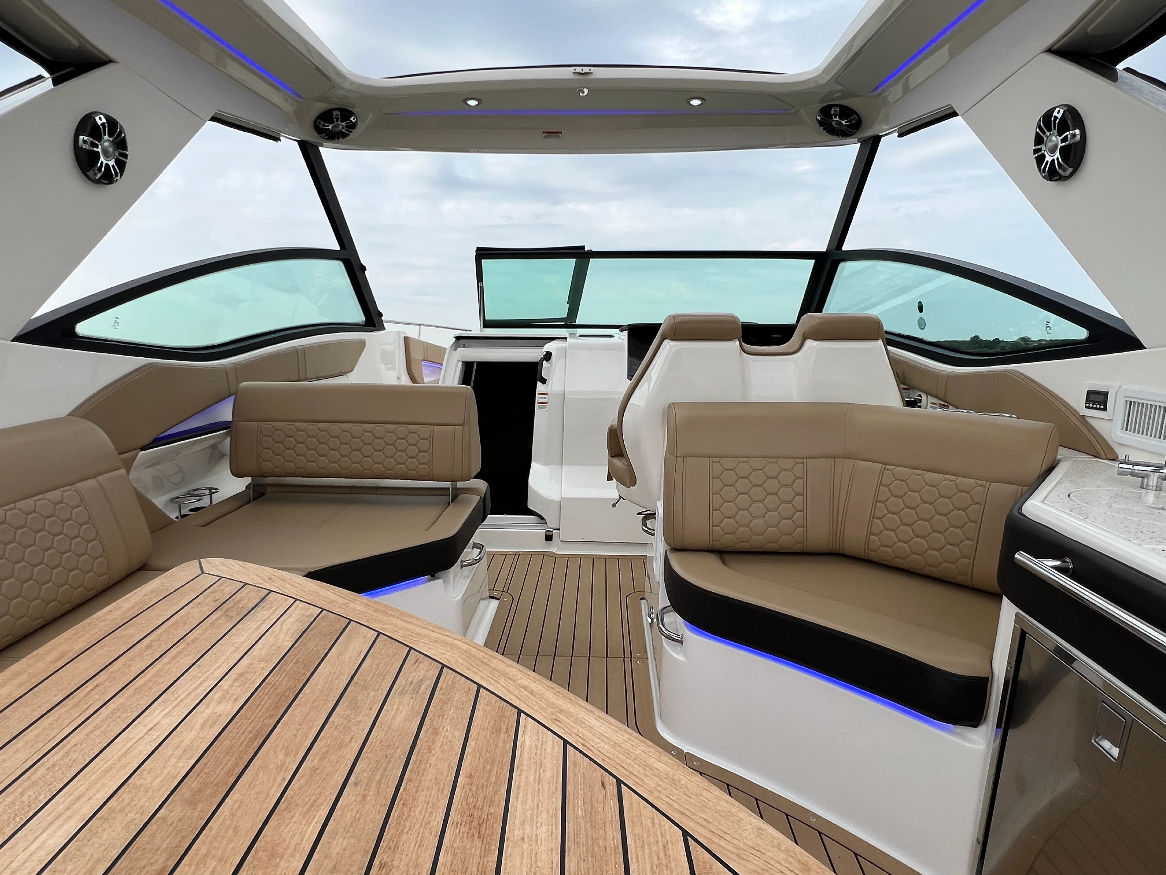 2020 Sea Ray 320 SUNDANCER Image Thumbnail #25