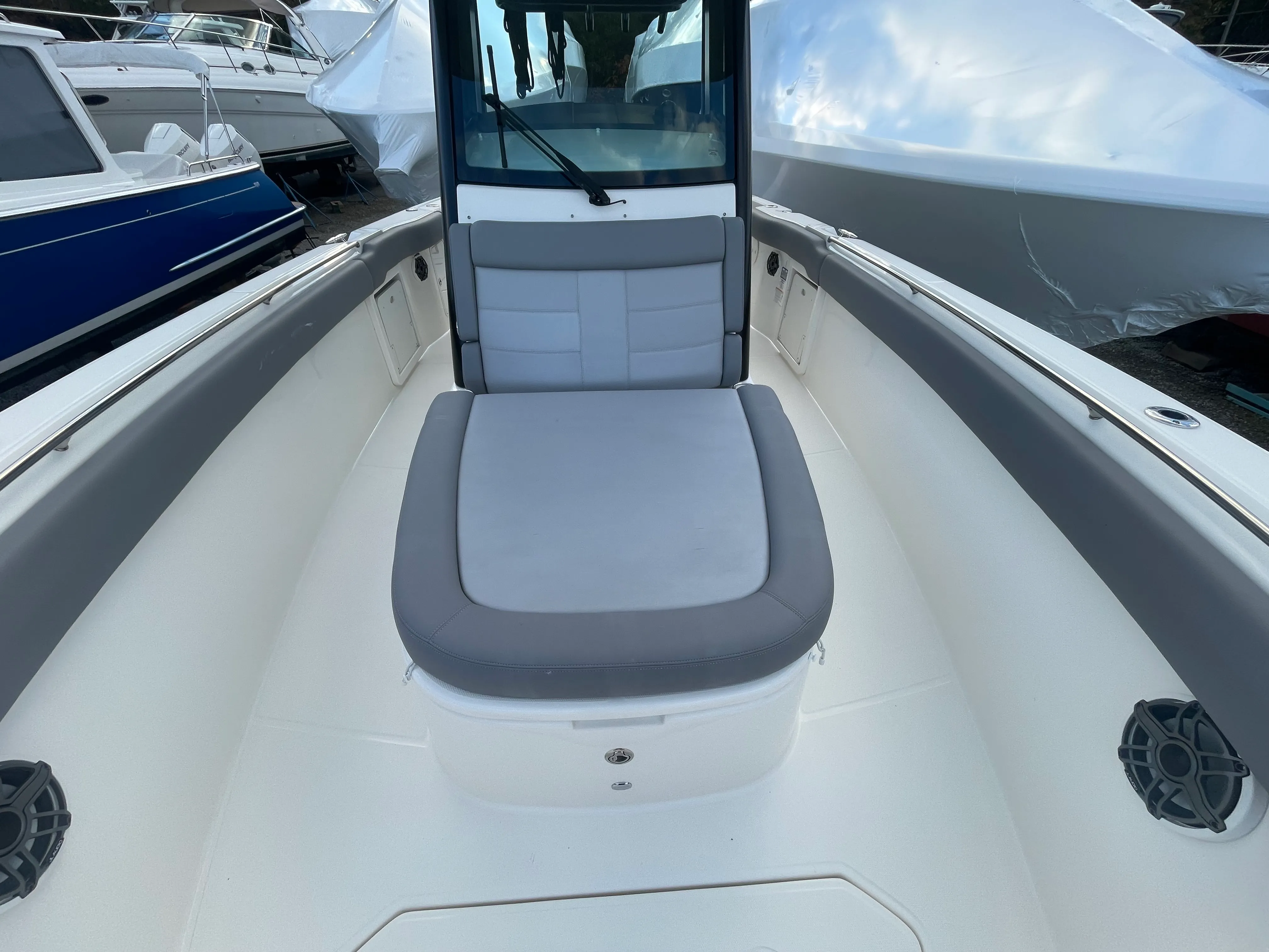 2025 Boston Whaler OUTRAGE Image Thumbnail #27