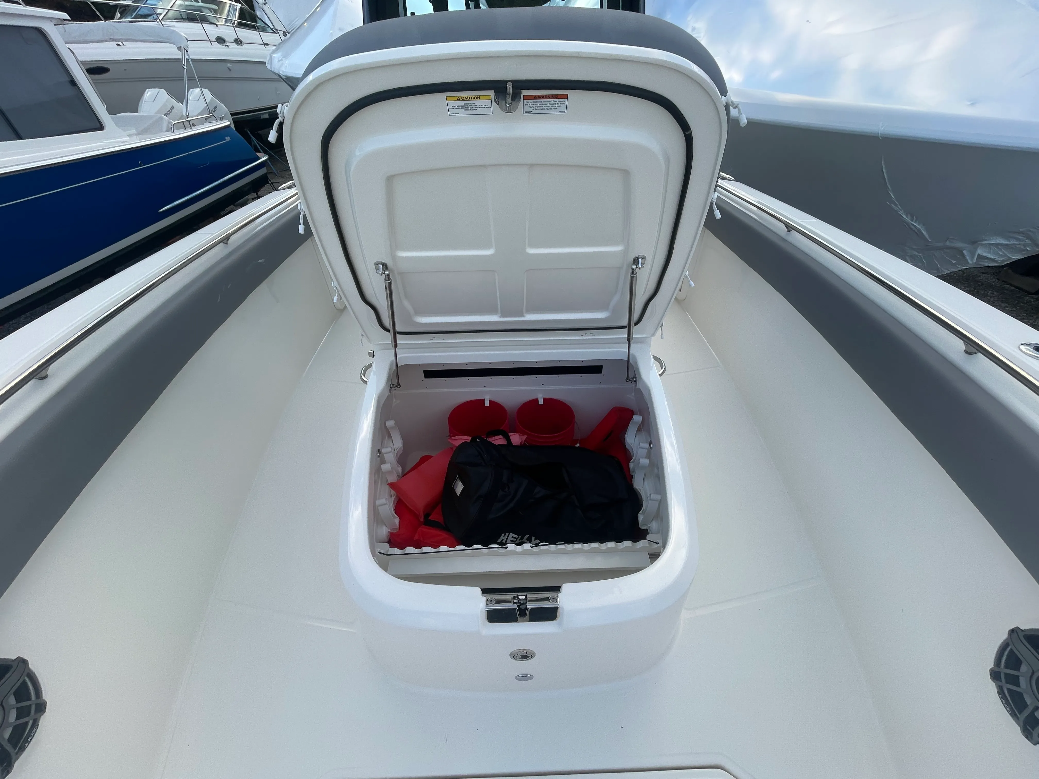 2025 Boston Whaler OUTRAGE Image Thumbnail #28