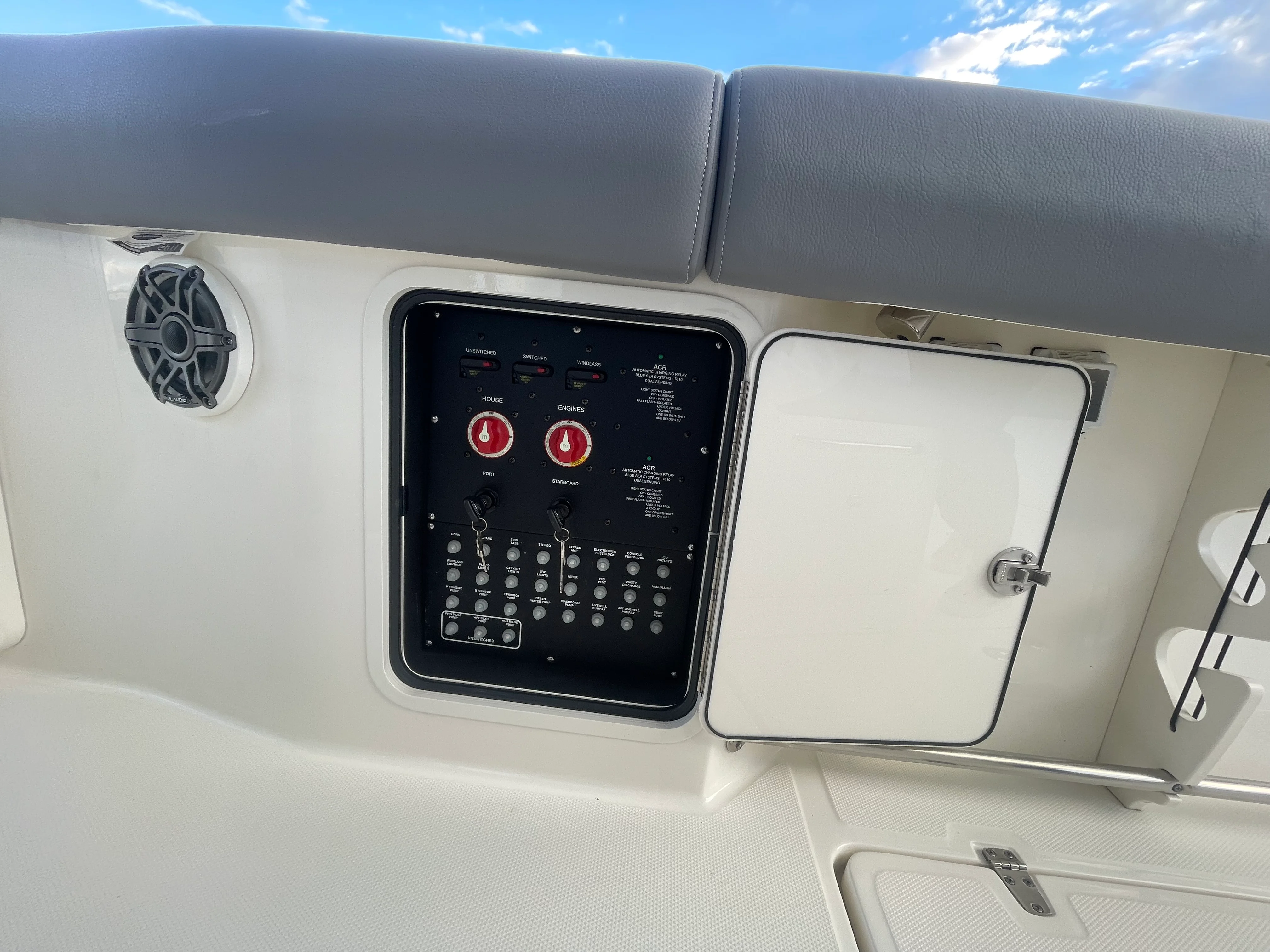 2025 Boston Whaler 330 OUTRAGE Image Thumbnail #14