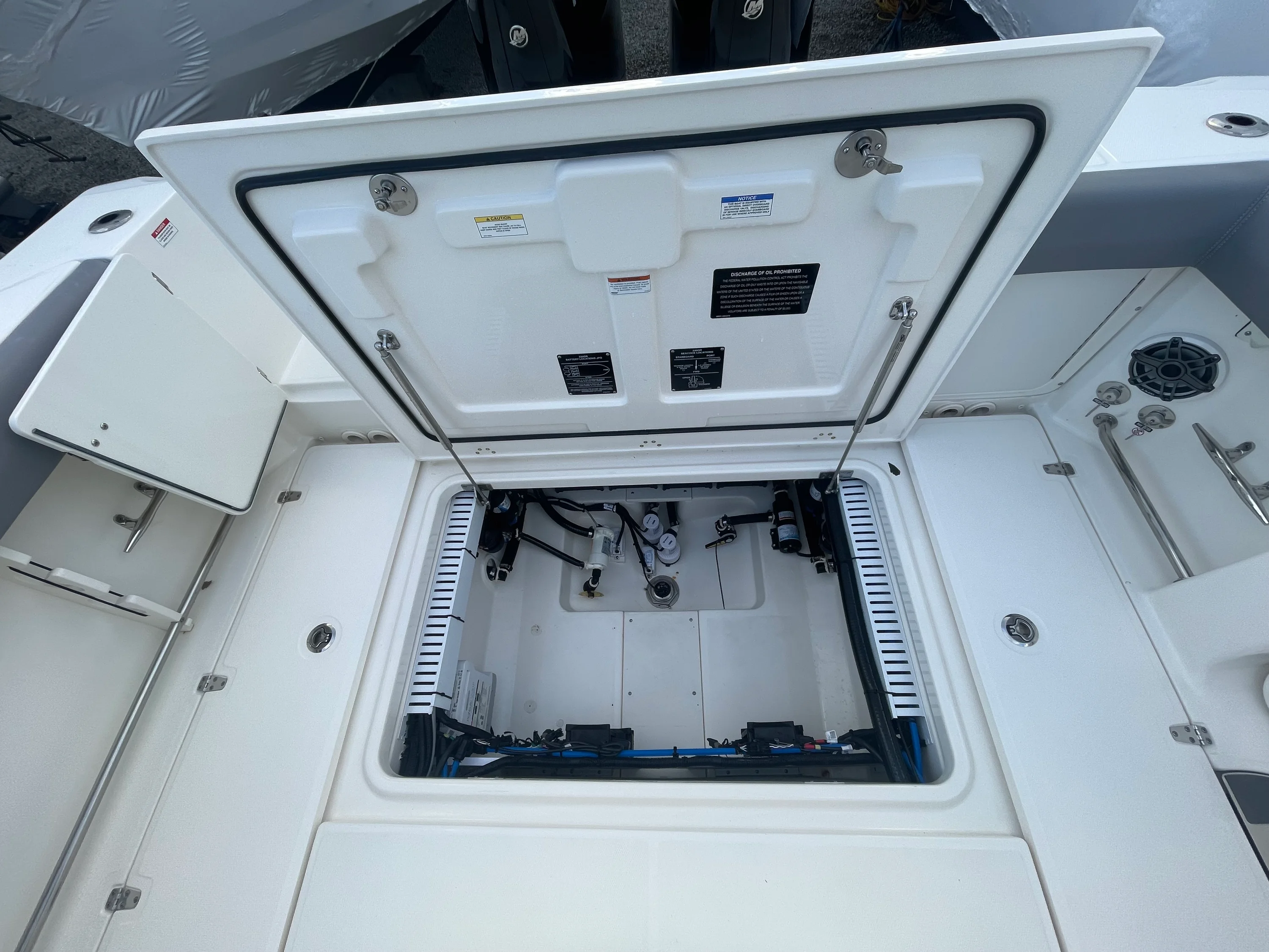 2025 Boston Whaler 330 OUTRAGE Image Thumbnail #10