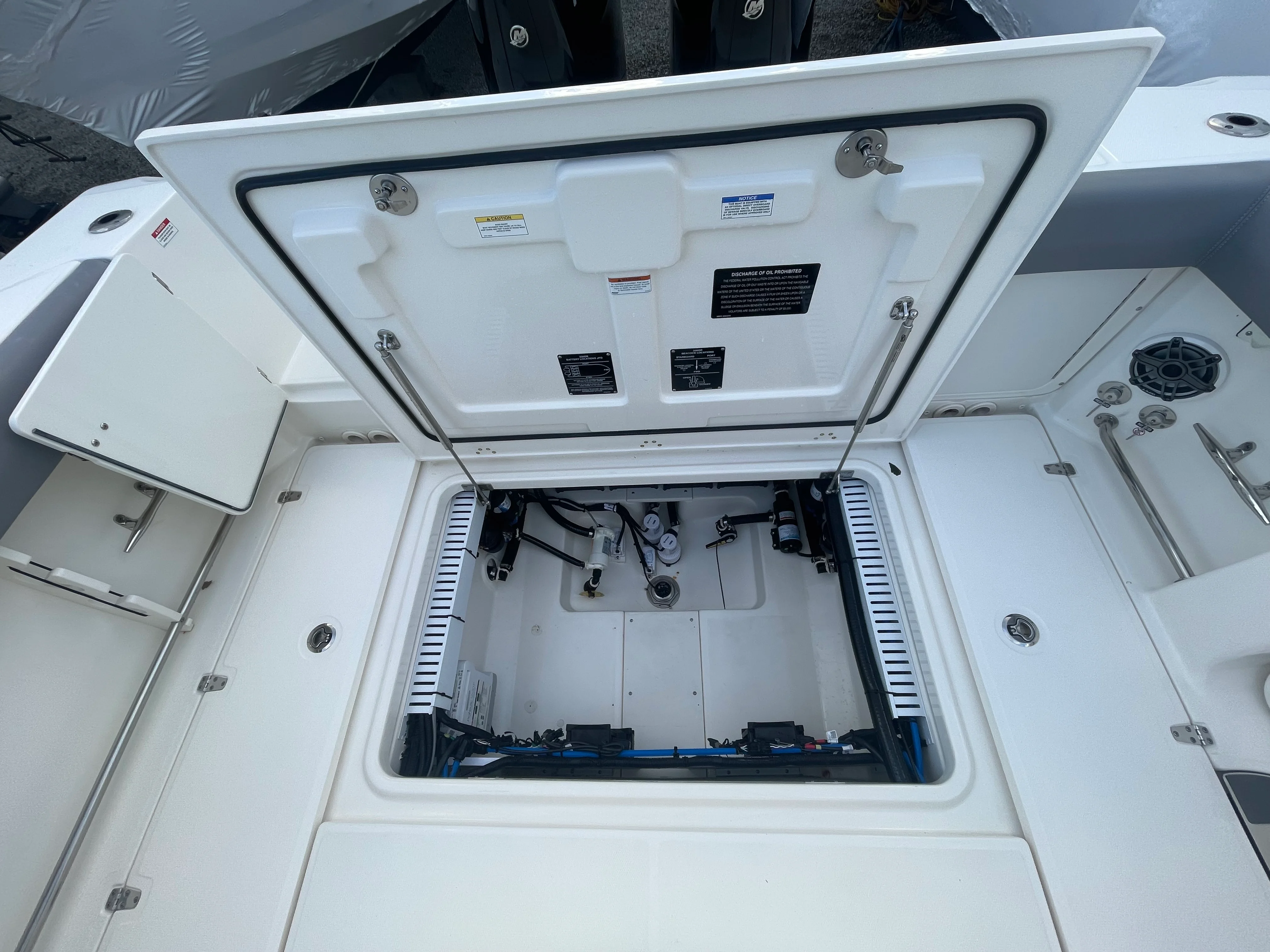 2025 Boston Whaler 330 OUTRAGE Image Thumbnail #10