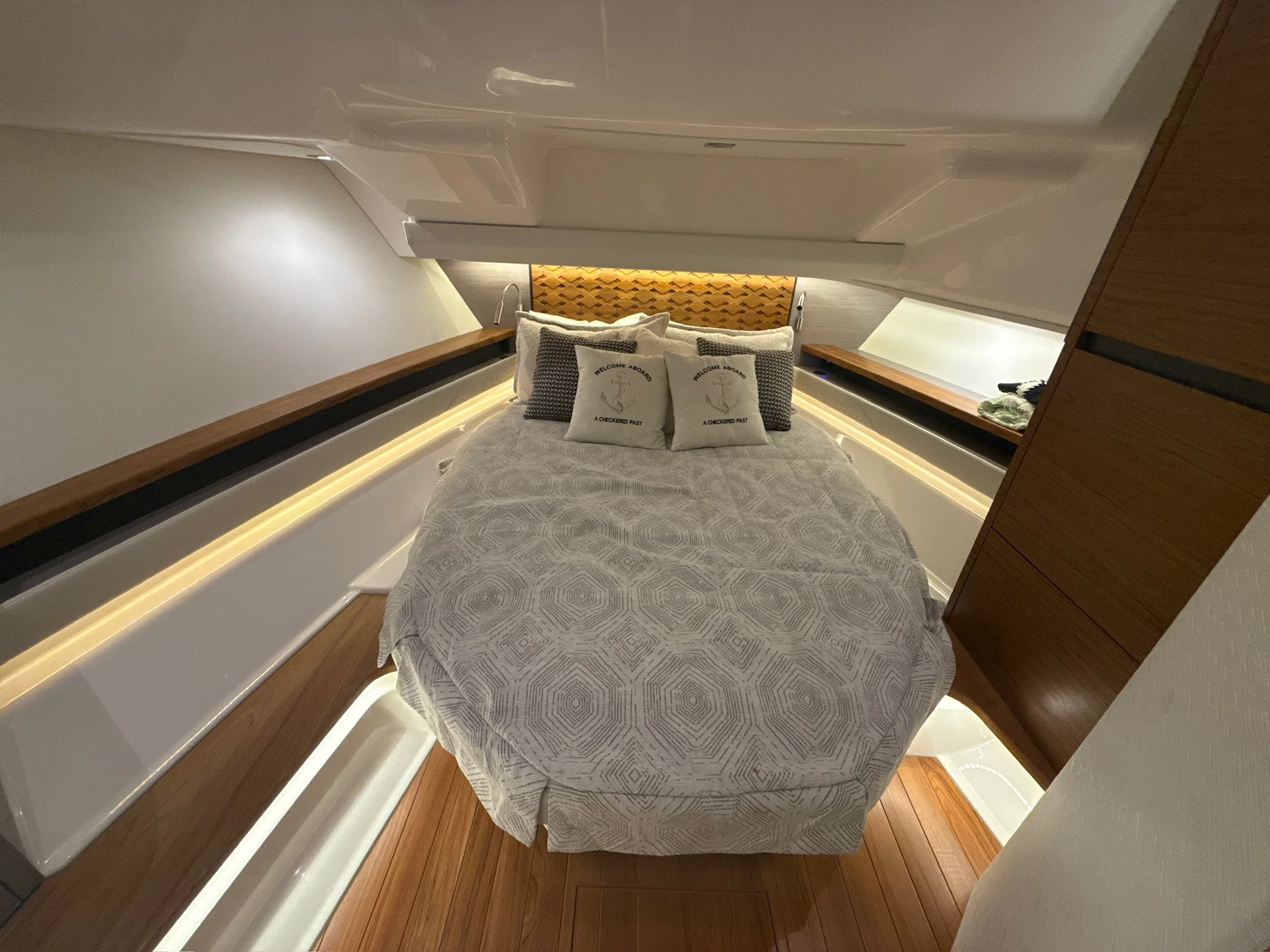 2024 Tiara Yachts 48 LS Image Thumbnail #13