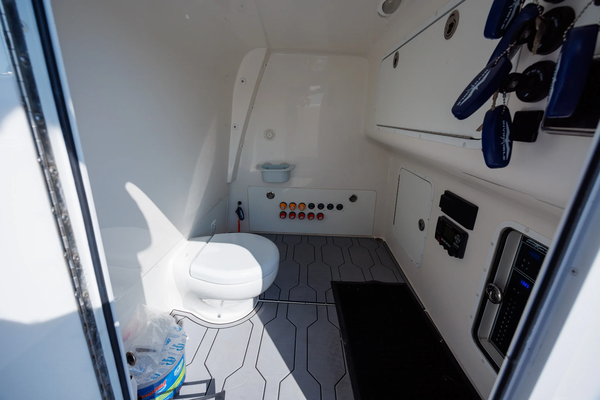 2022 Invincible 37 CAT Image Thumbnail #16