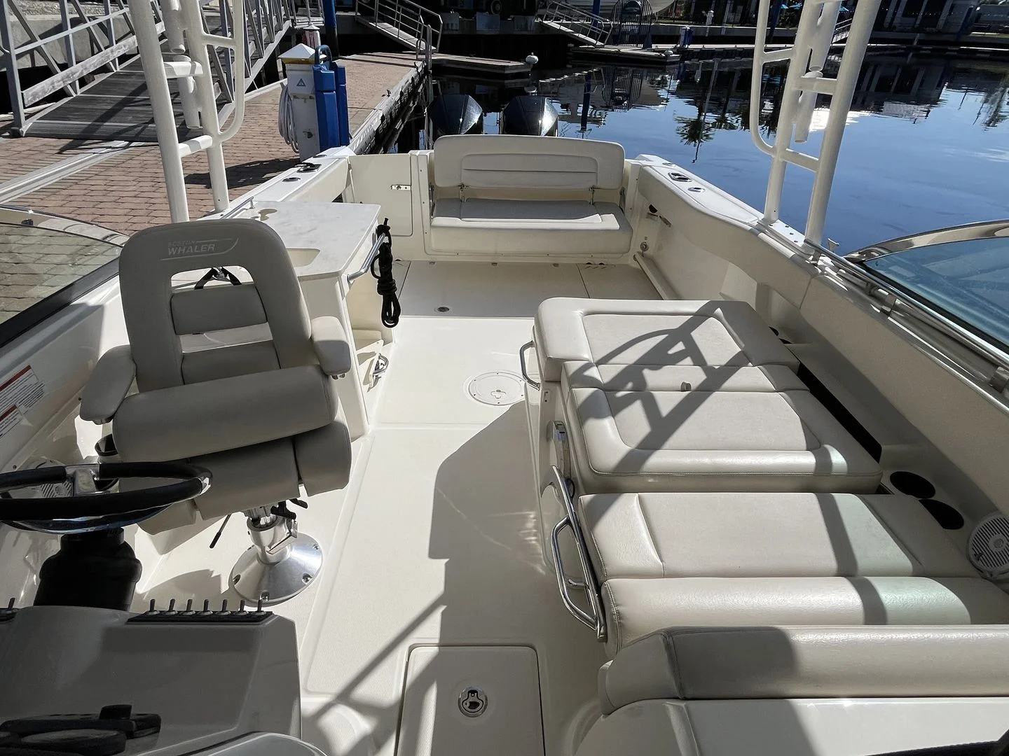 2019 Boston Whaler 270 VANTAGE Image Thumbnail #16