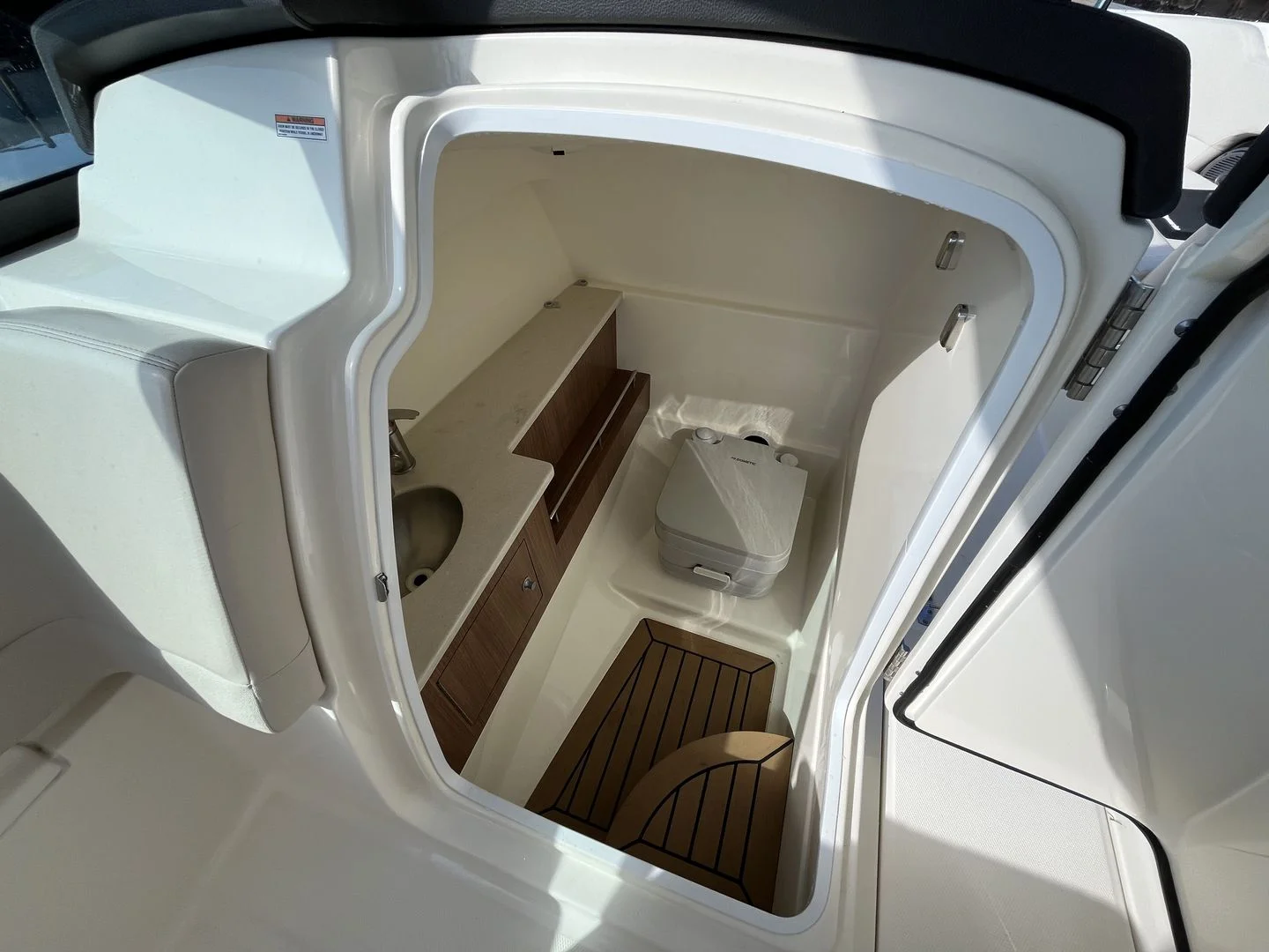 2019 Boston Whaler 270 VANTAGE Image Thumbnail #24