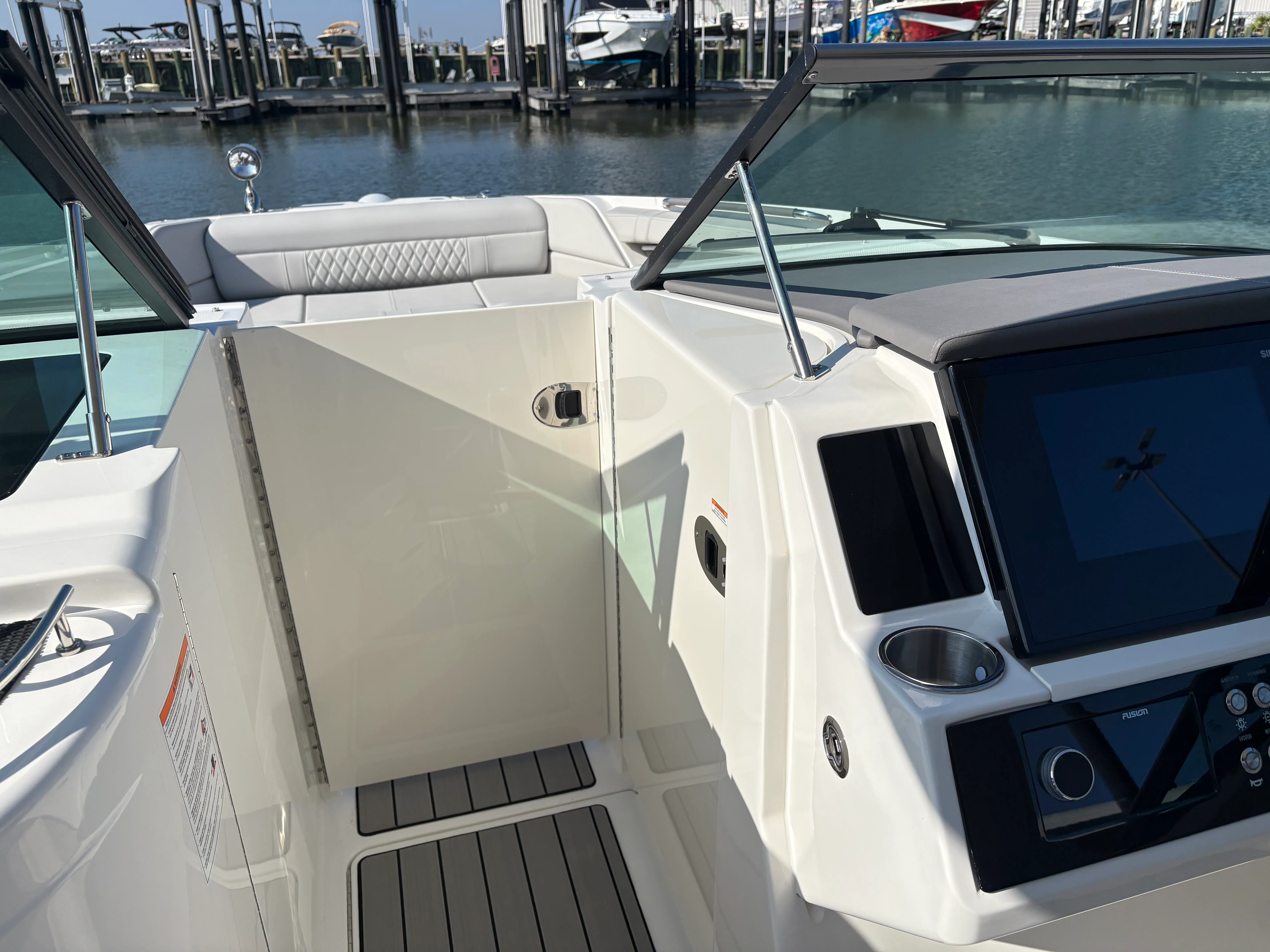 2026 Sea Ray SLX 350 Outboard Image Thumbnail #33