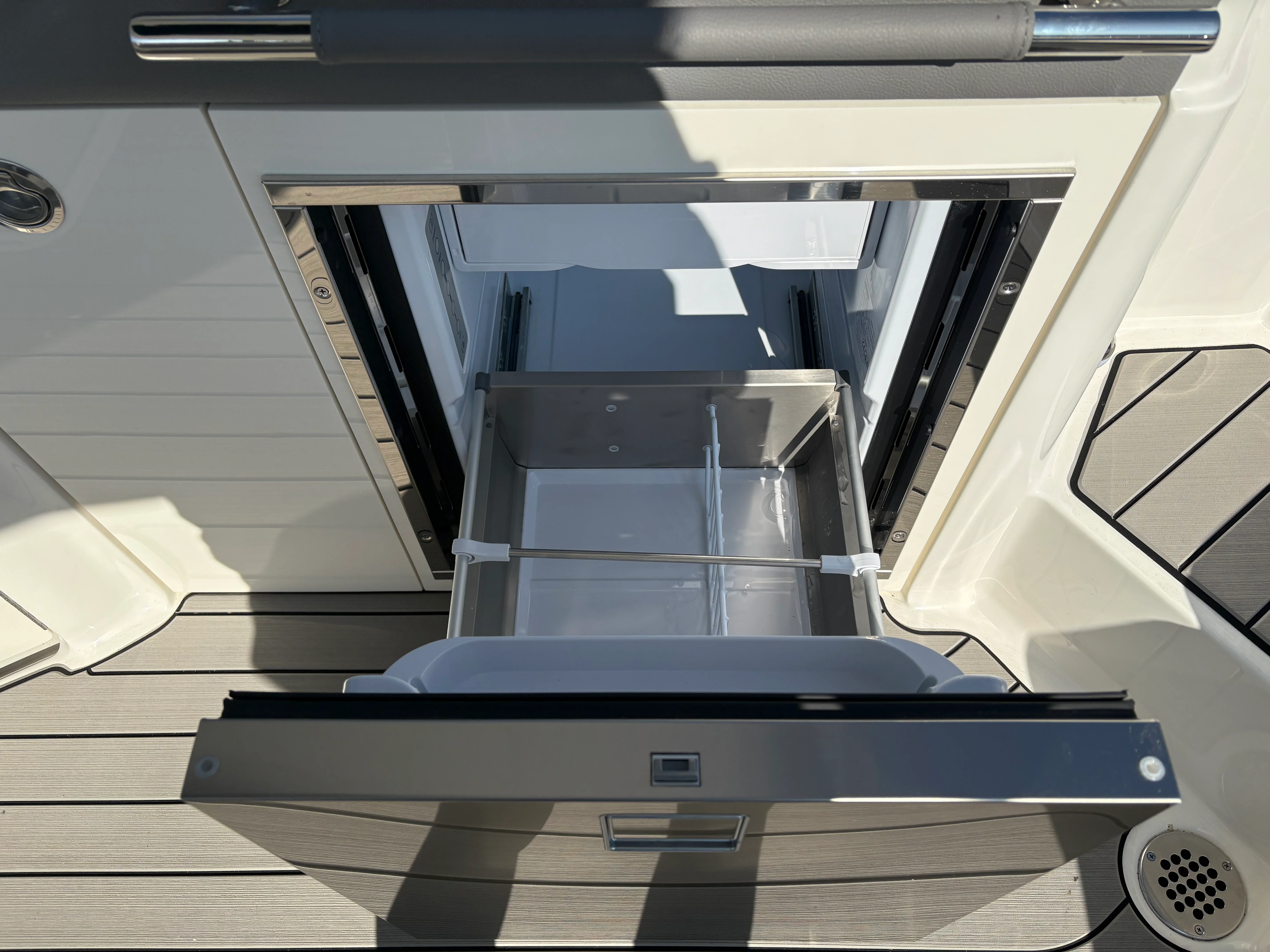 2026 Sea Ray SLX 350 Outboard Image Thumbnail #22