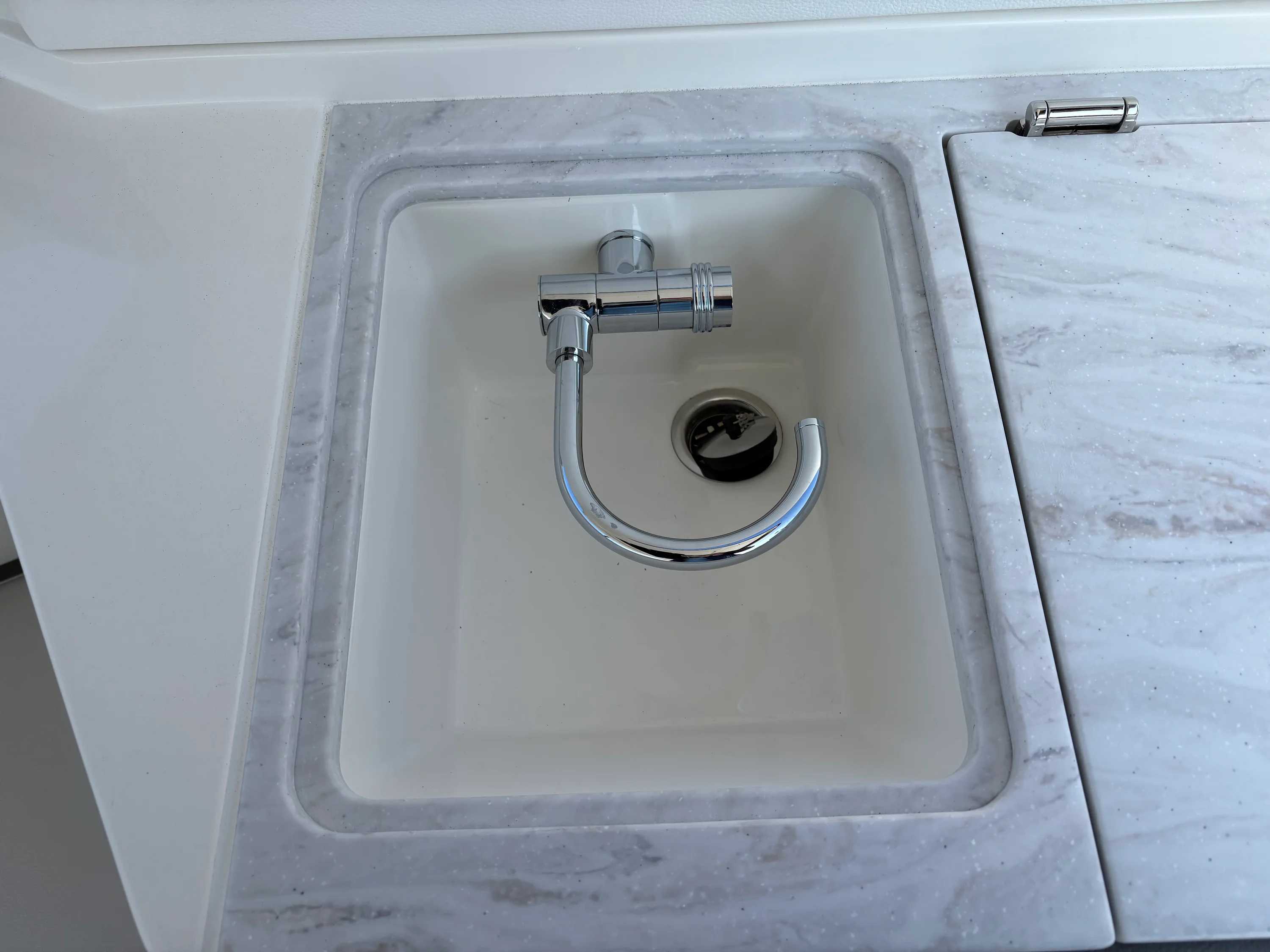 2026 Sea Ray SLX 350 Outboard Image Thumbnail #23