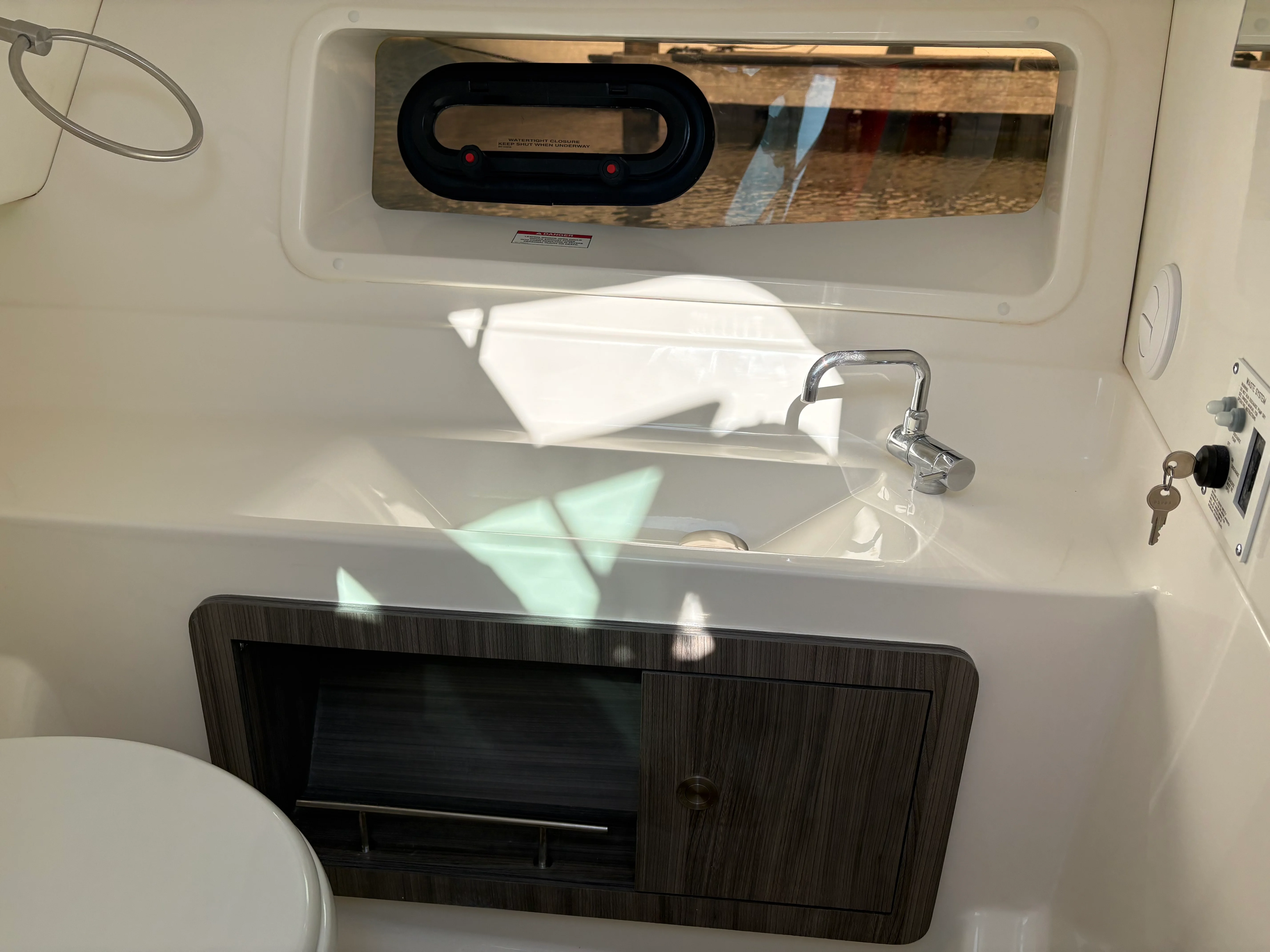 2026 Sea Ray SLX 350 Outboard Image Thumbnail #37