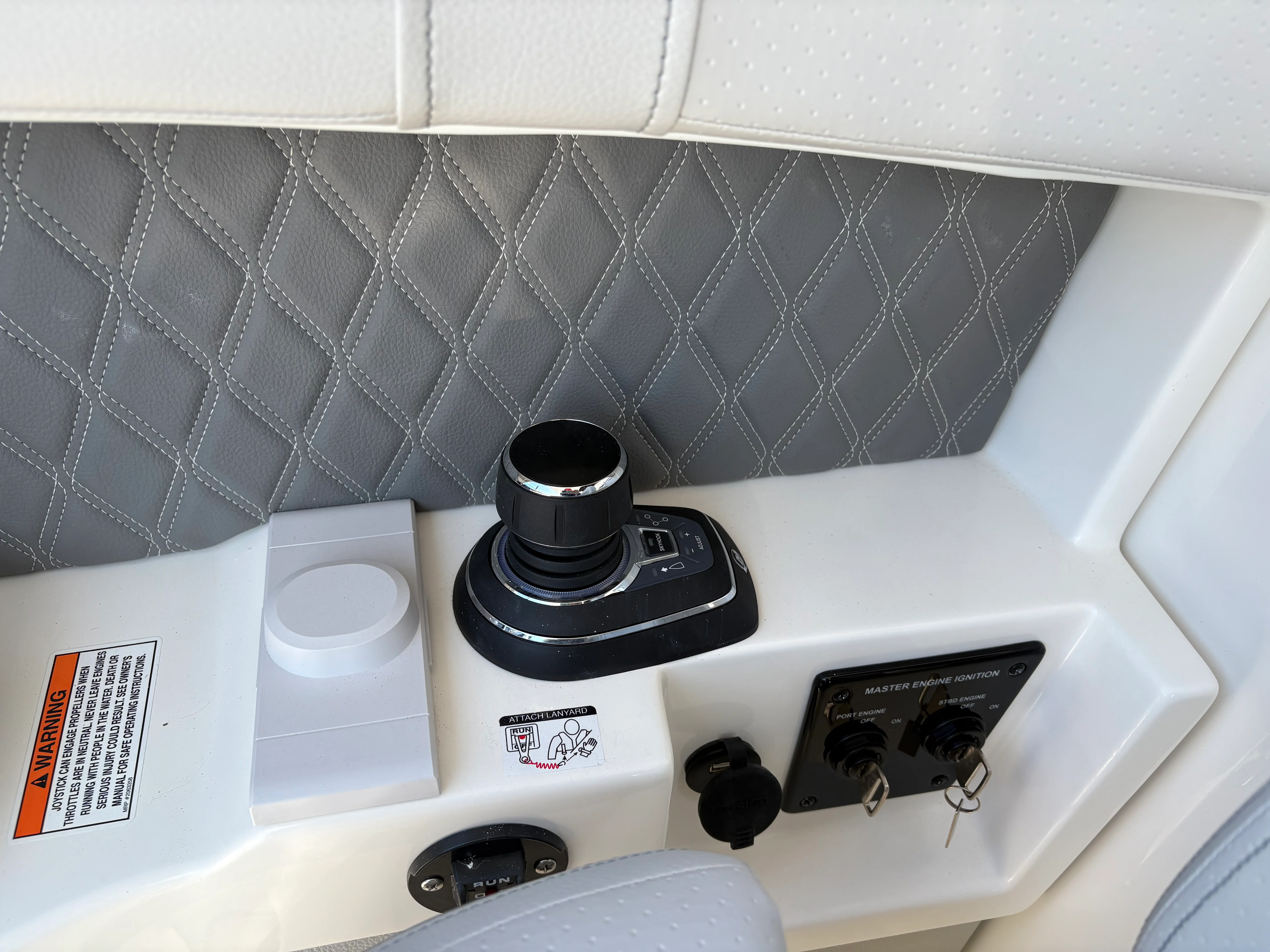 2026 Sea Ray SLX 350 Outboard Image Thumbnail #31