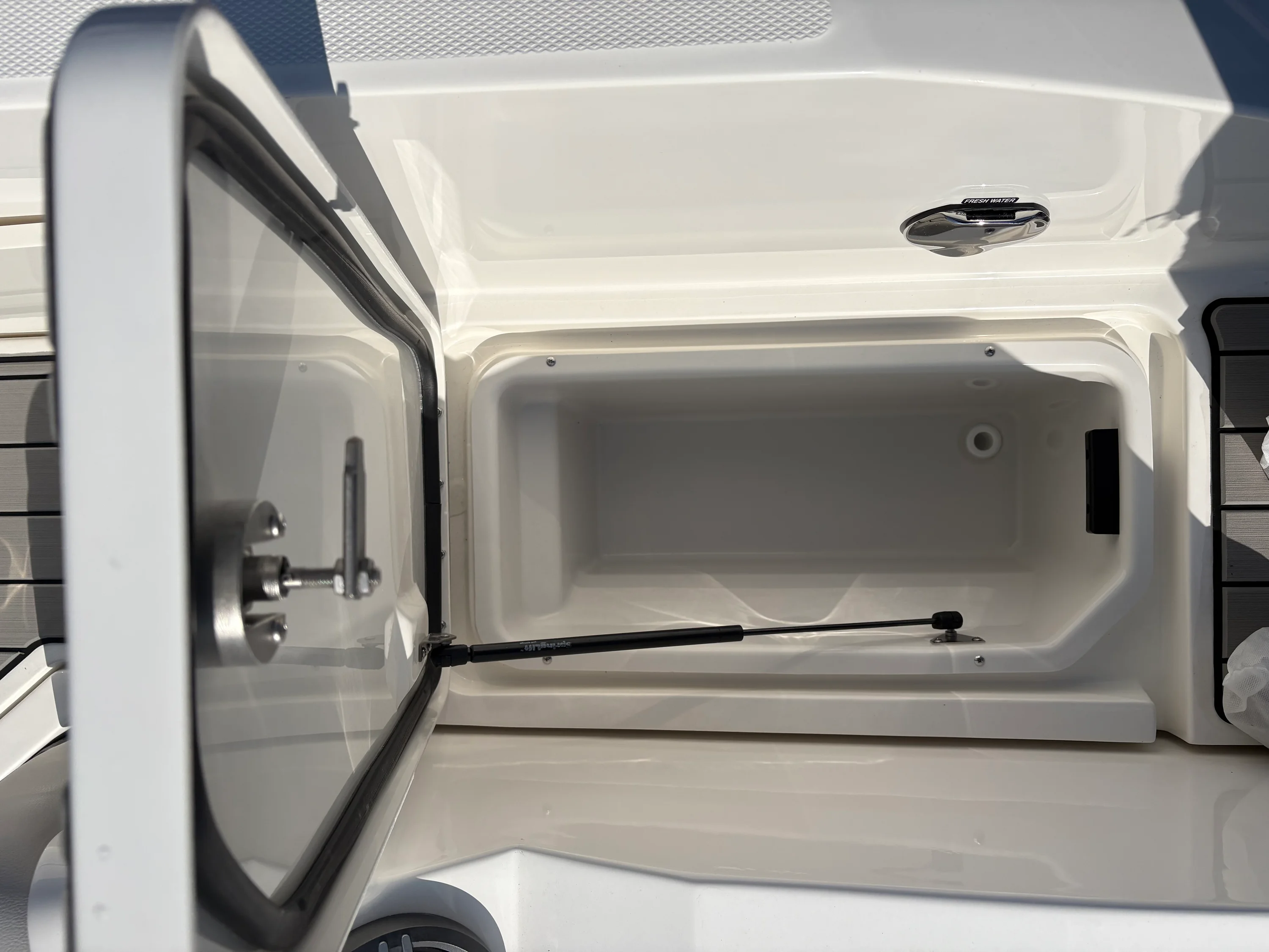 2026 Sea Ray SLX 350 Outboard Image Thumbnail #10