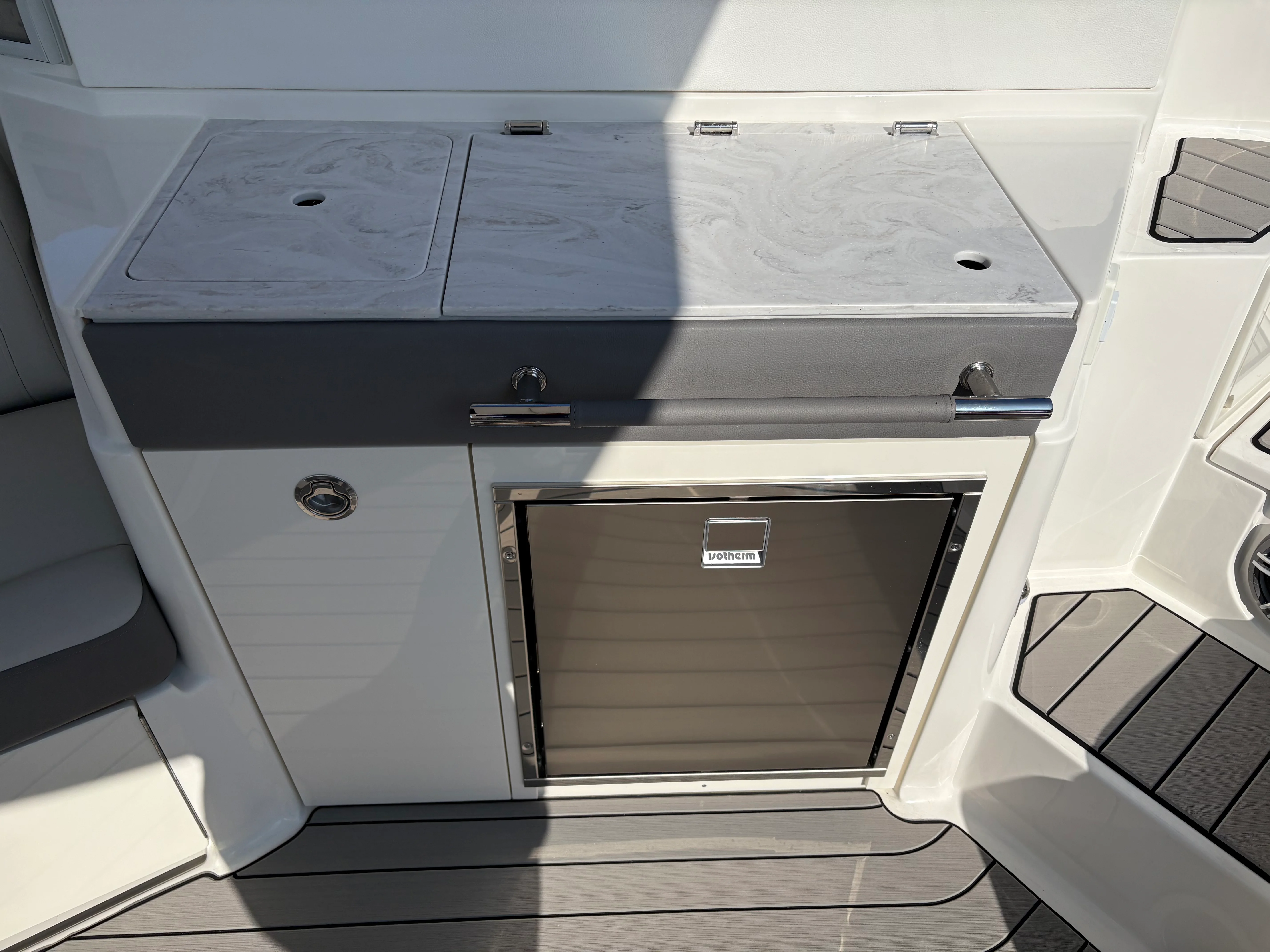 2026 Sea Ray SLX 350 Outboard Image Thumbnail #15