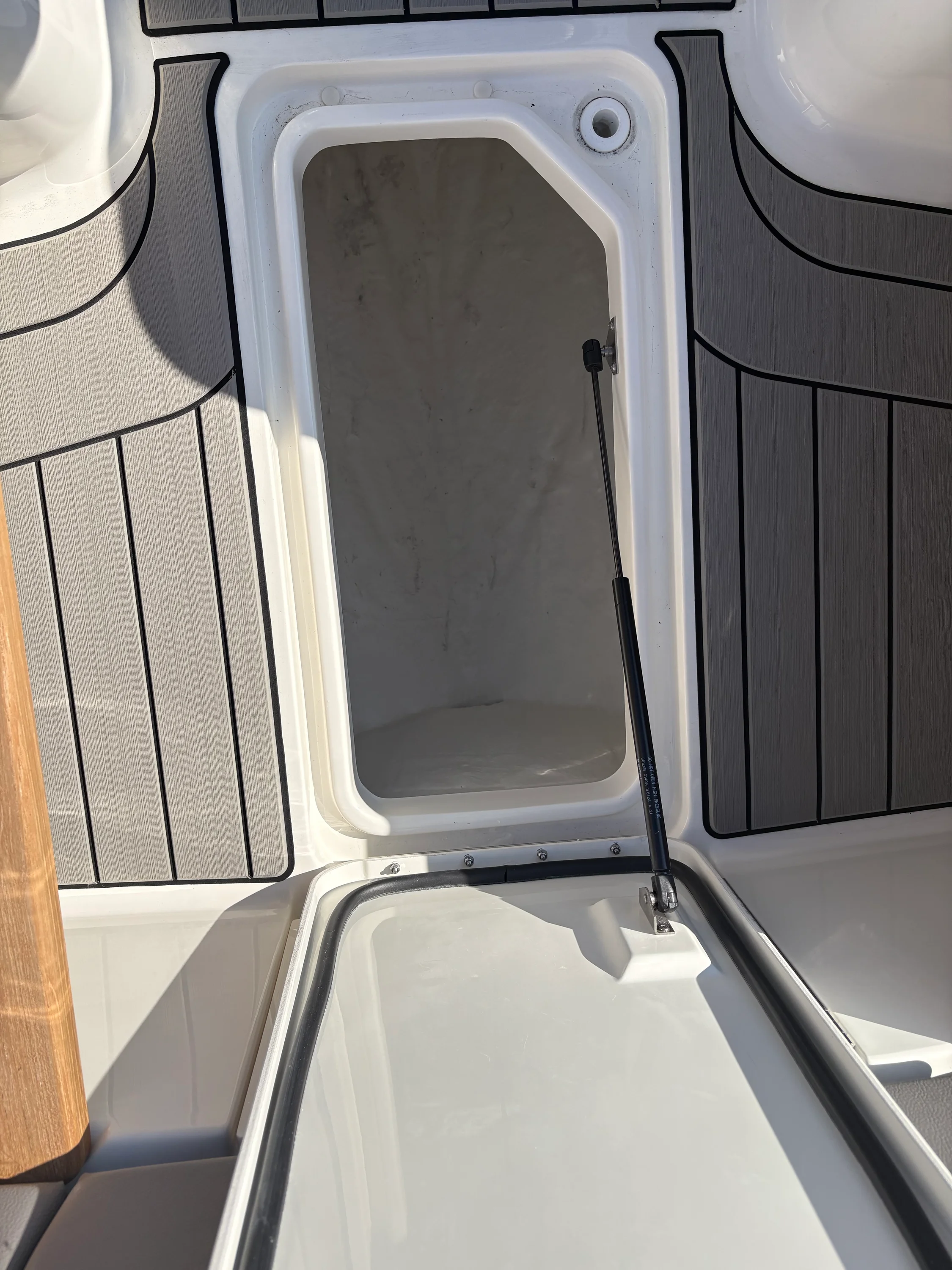 2026 Sea Ray SLX 350 Outboard Image Thumbnail #43