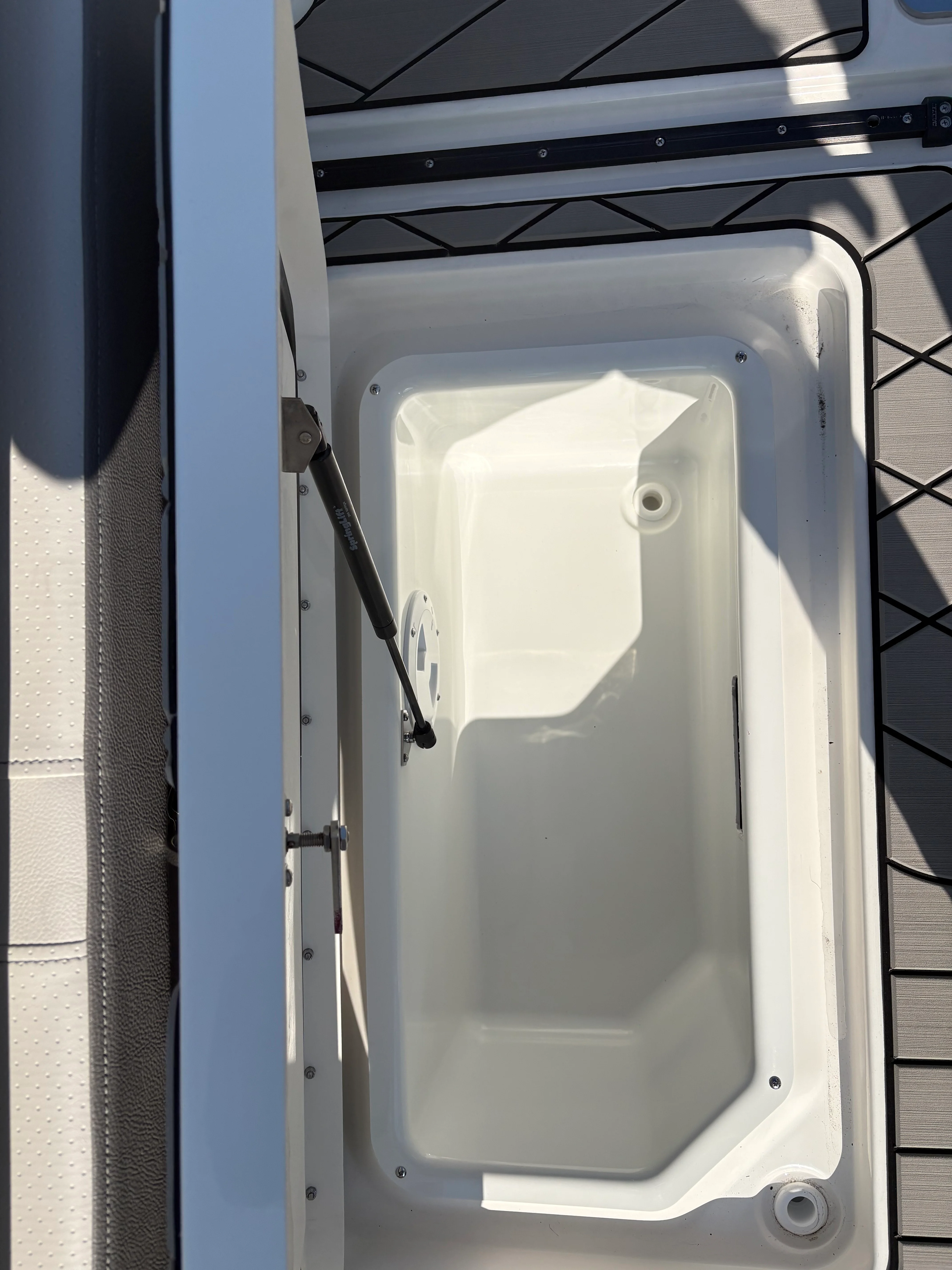 2026 Sea Ray SLX 350 Outboard Image Thumbnail #7