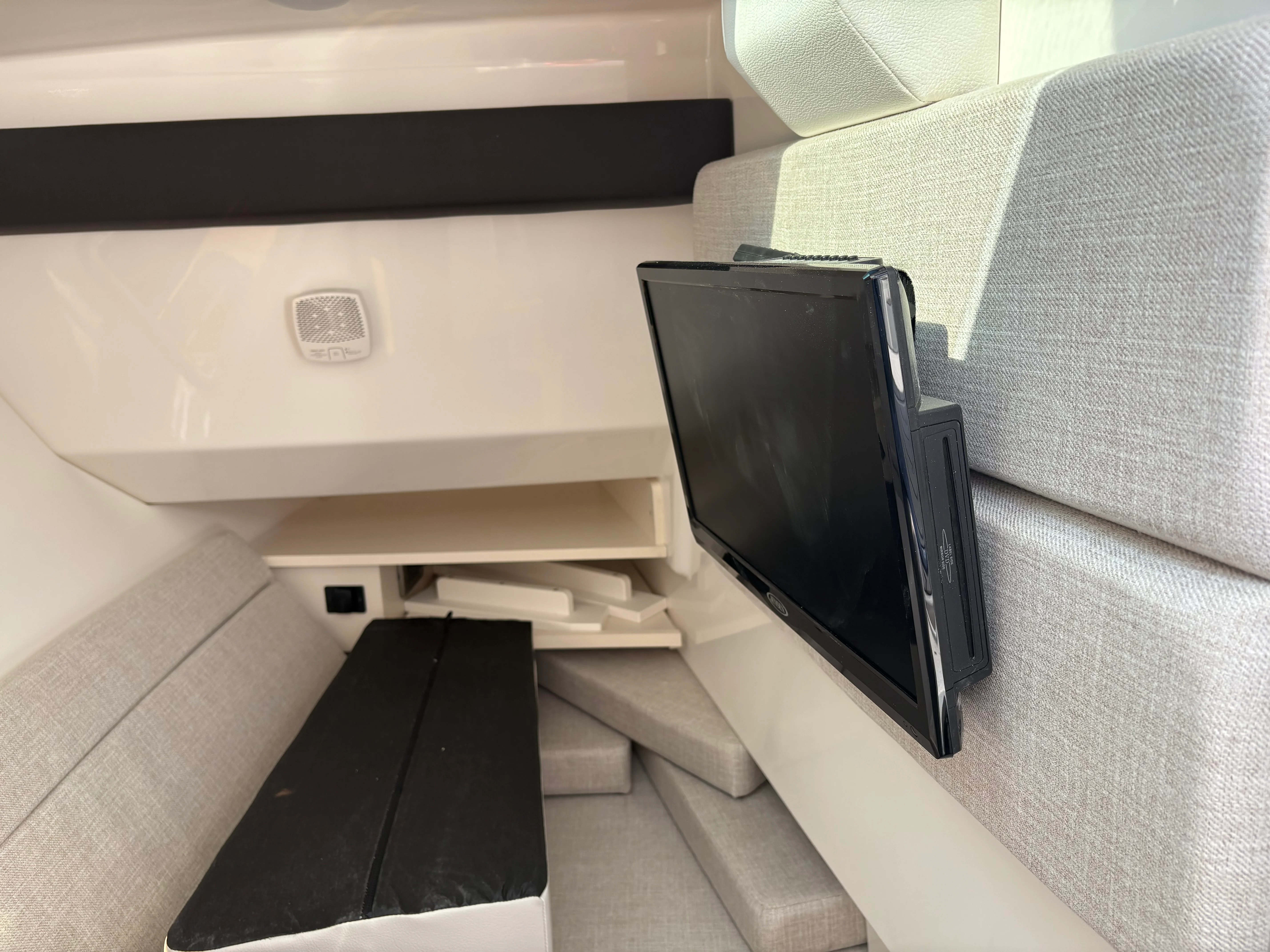 2026 Sea Ray SLX 350 Outboard Image Thumbnail #25