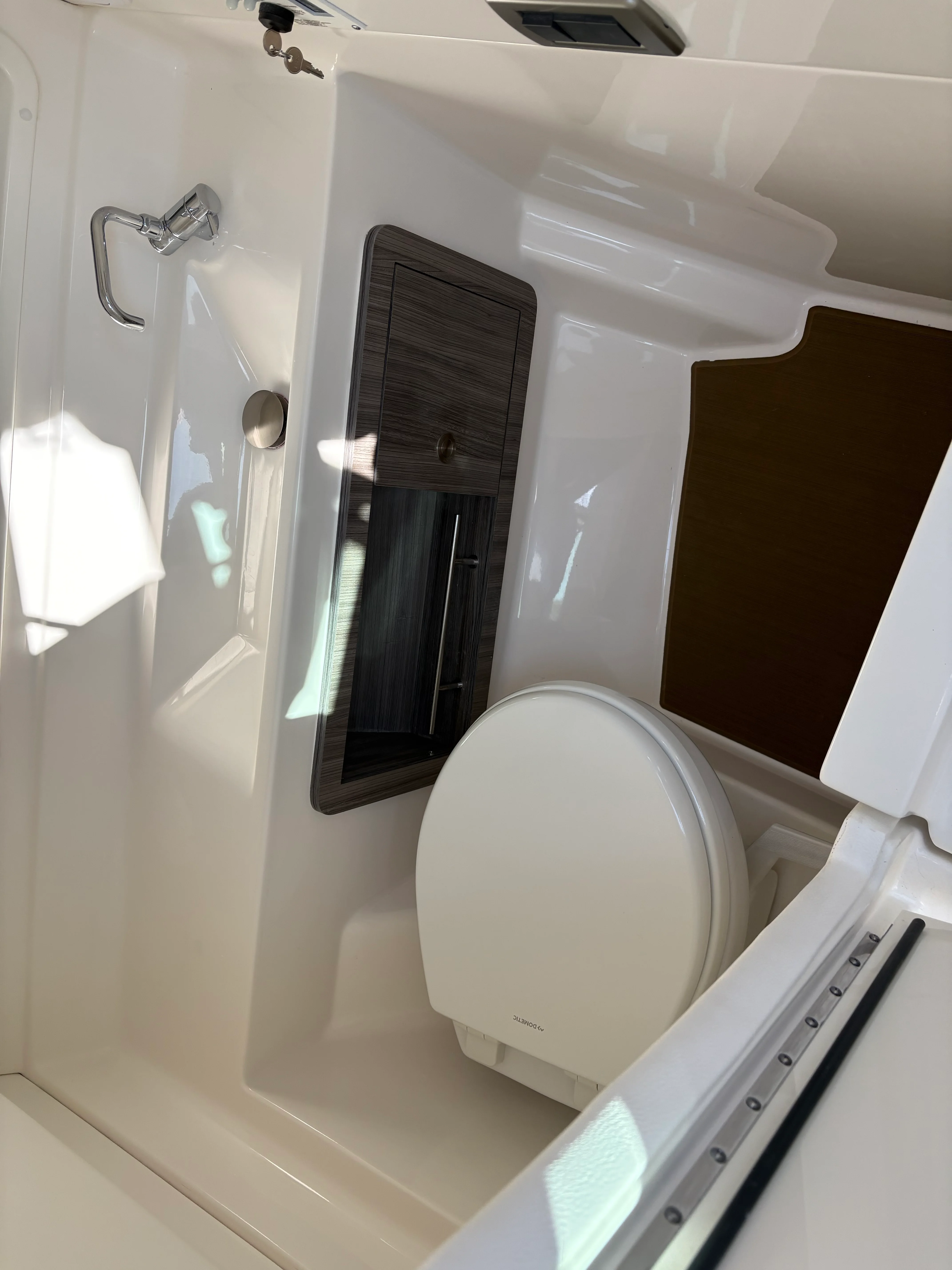 2026 Sea Ray SLX 350 Outboard Image Thumbnail #38