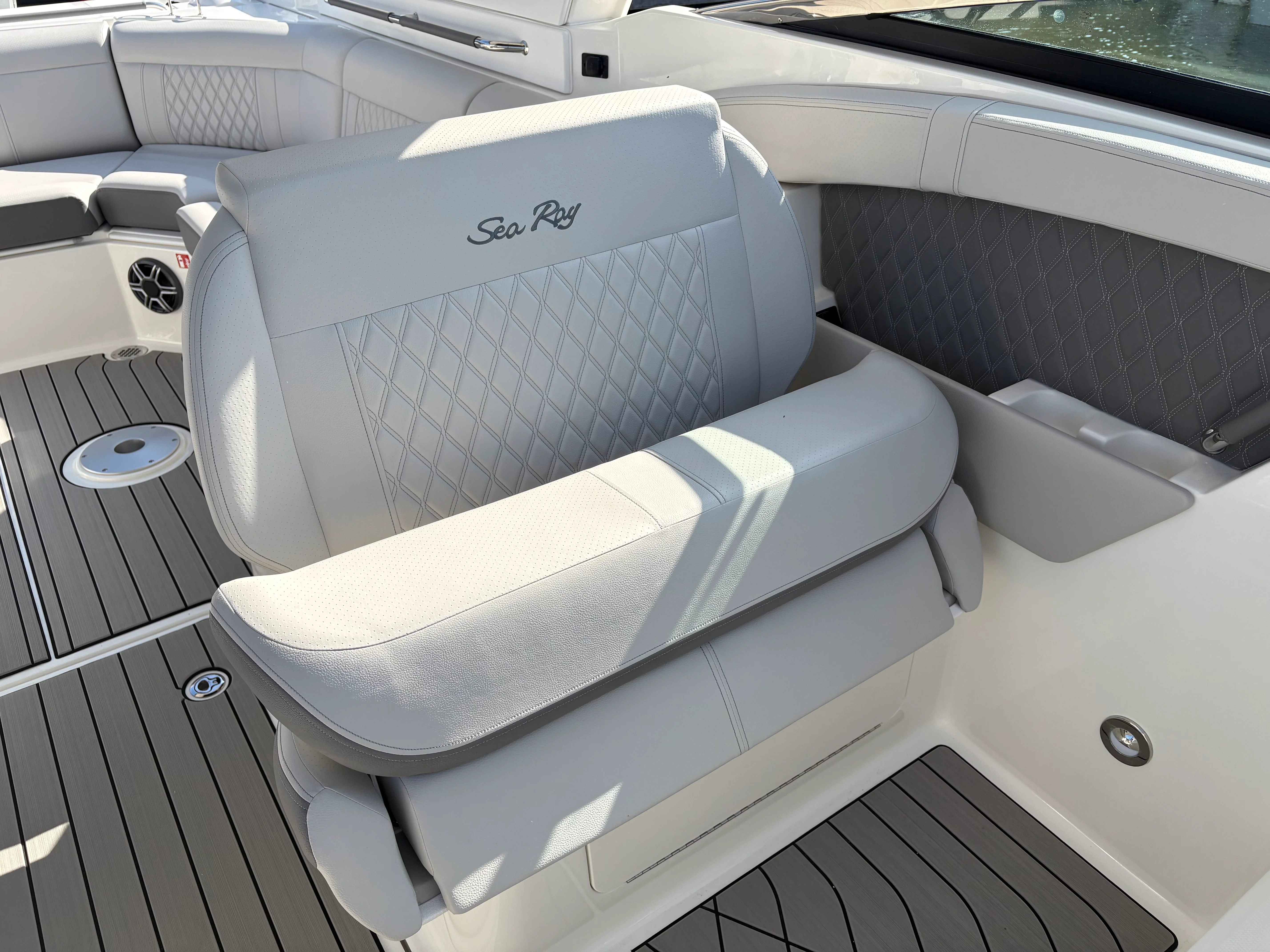 2026 Sea Ray SLX 350 Outboard Image Thumbnail #26