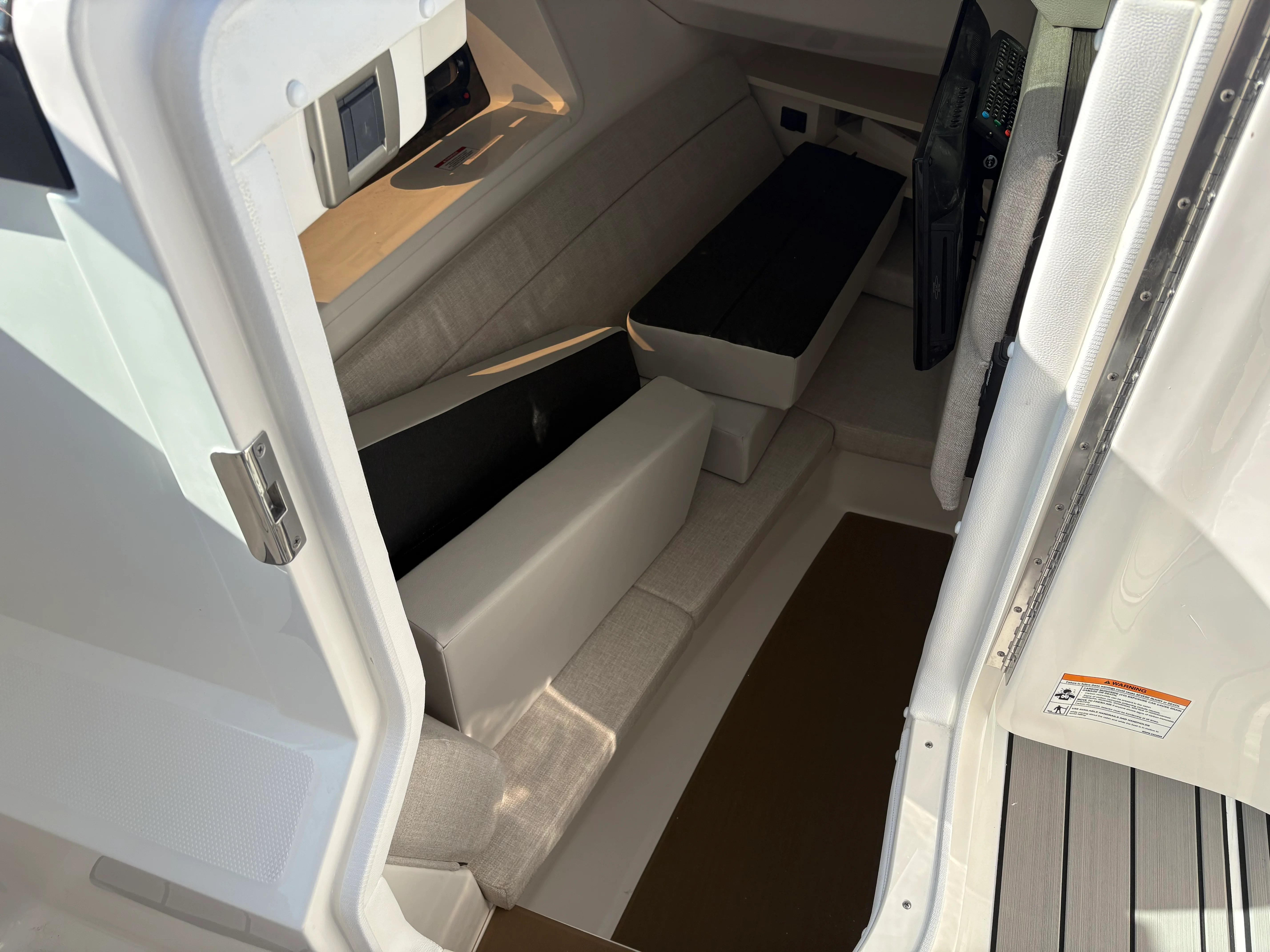 2026 Sea Ray SLX 350 Outboard Image Thumbnail #24