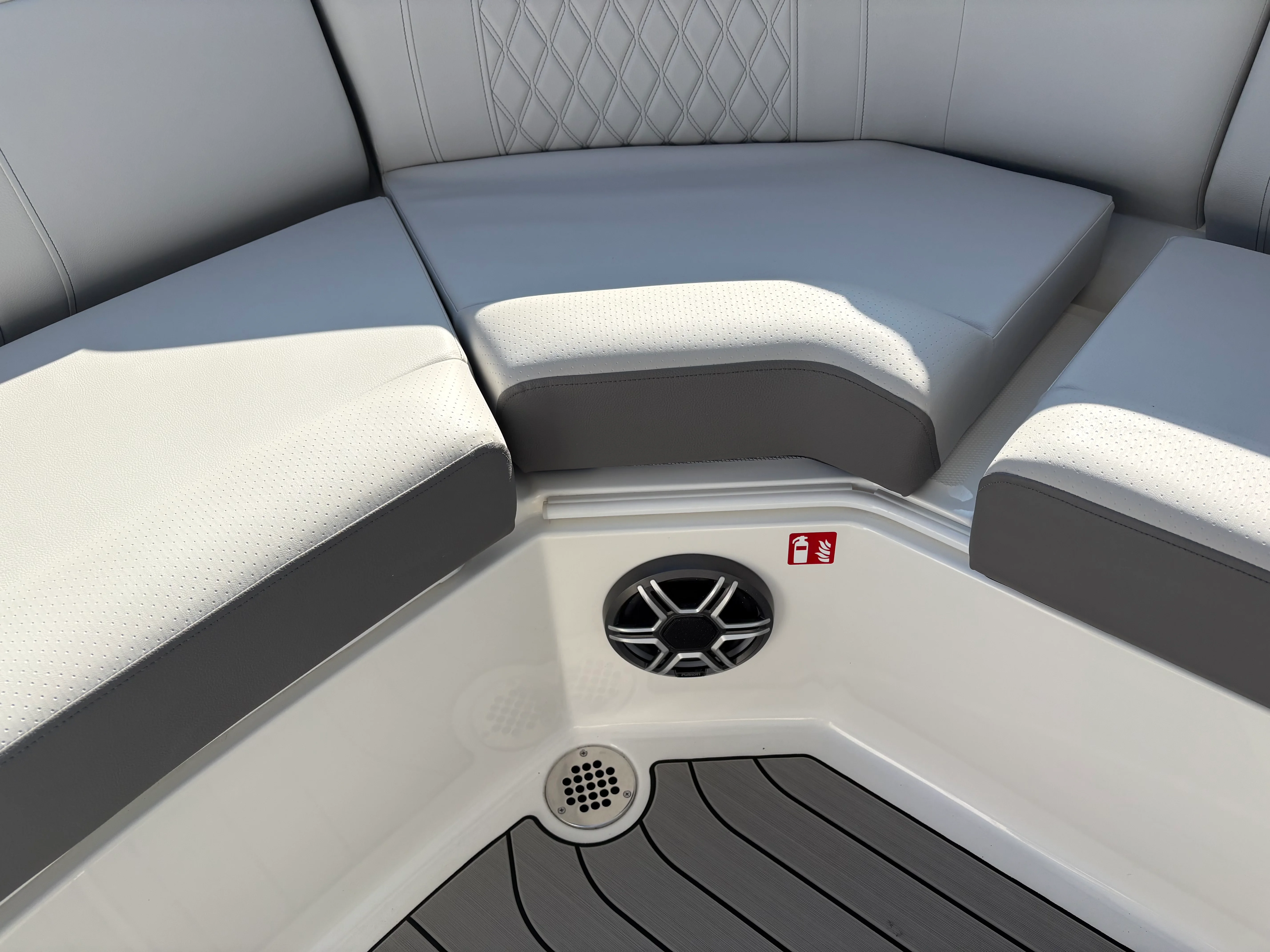 2026 Sea Ray SLX 350 Outboard Image Thumbnail #16